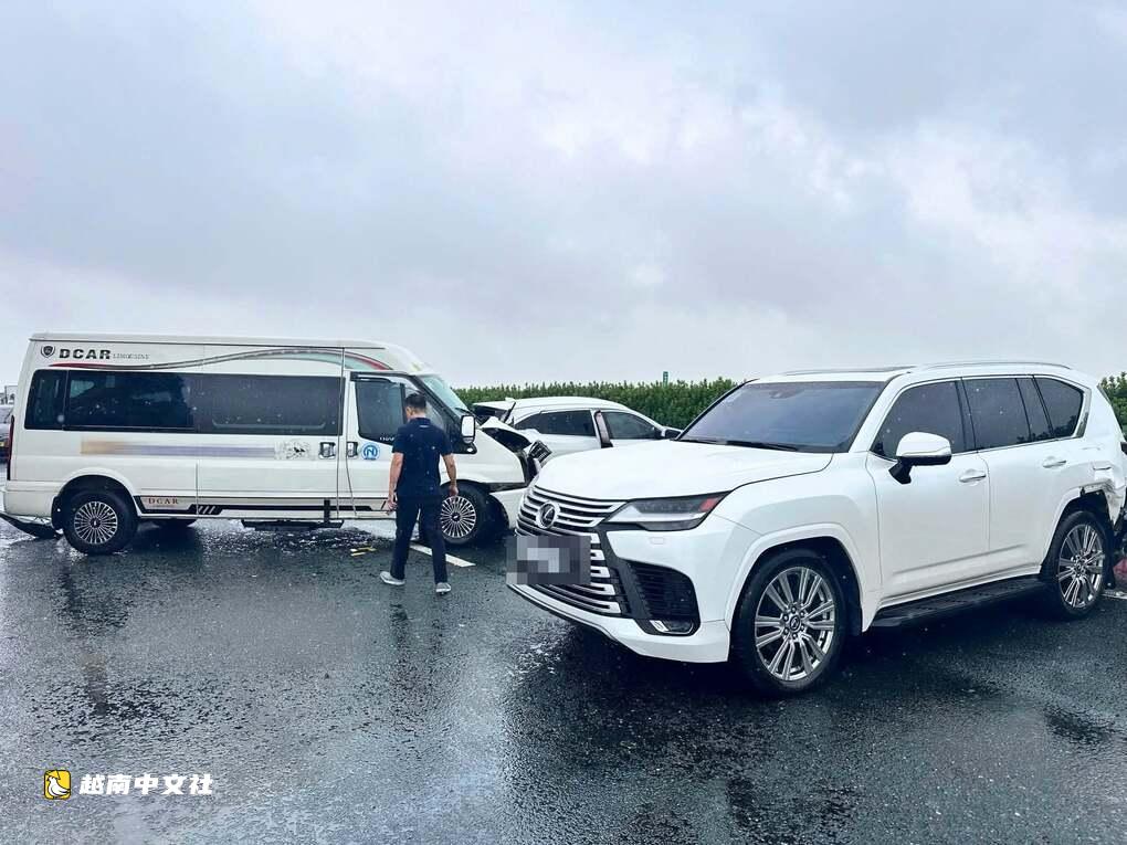 越南河內法雲-梂曳高速攔車引發連環交通事故