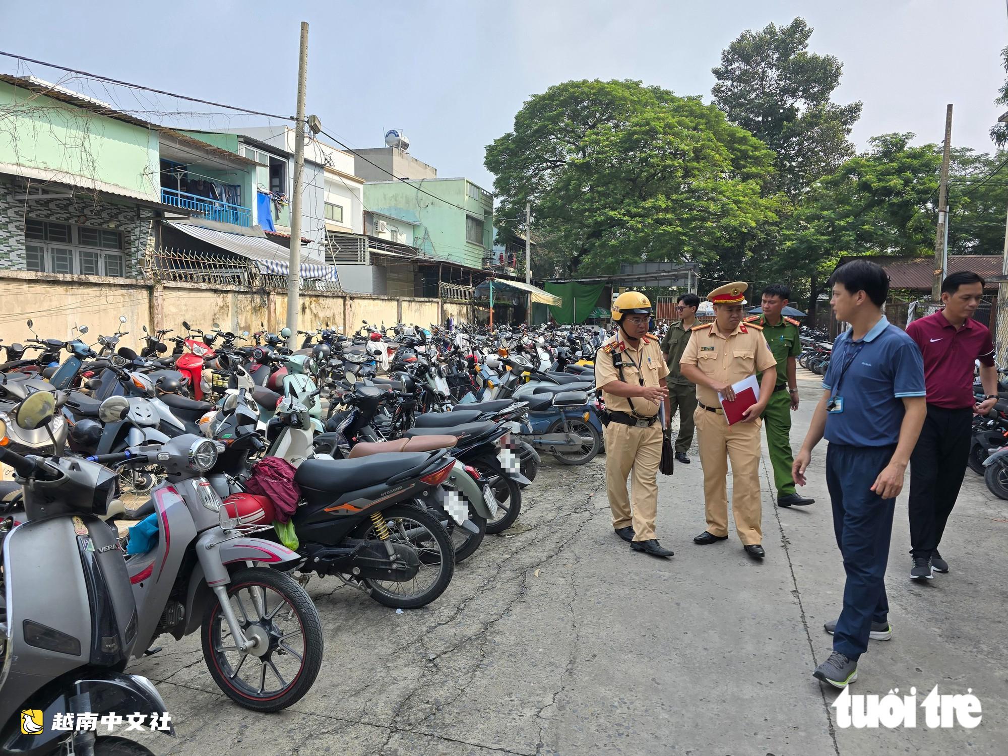 越南胡志明市交警檢查黎明春高中停車場,新學年伊始發現4名學生駕駛50cm³以上摩托車