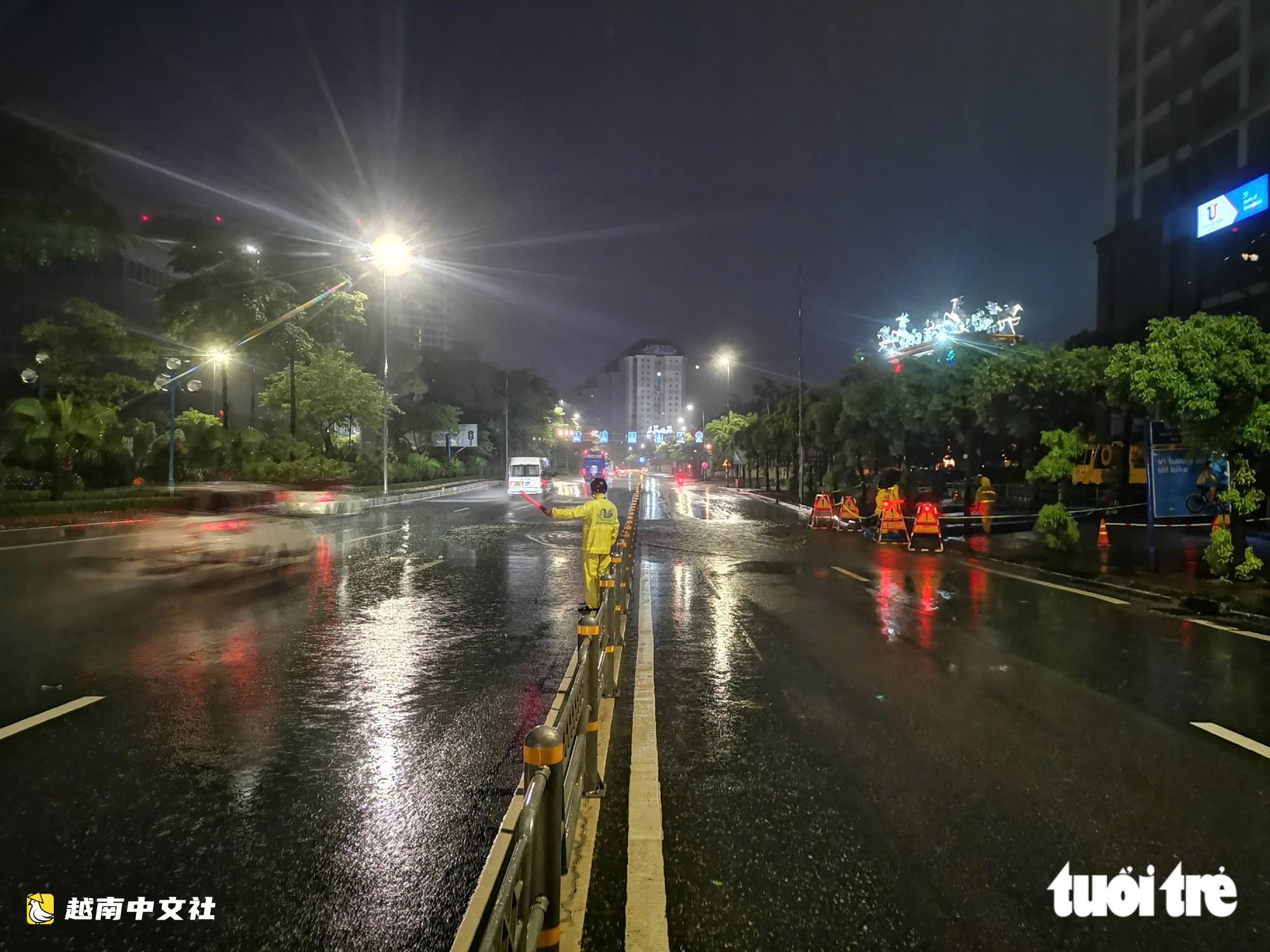 河內排水工人冒雨連夜作業
