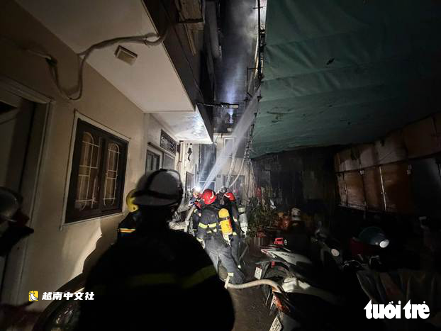 越南河內雨夜民宅起火致5人死亡現場