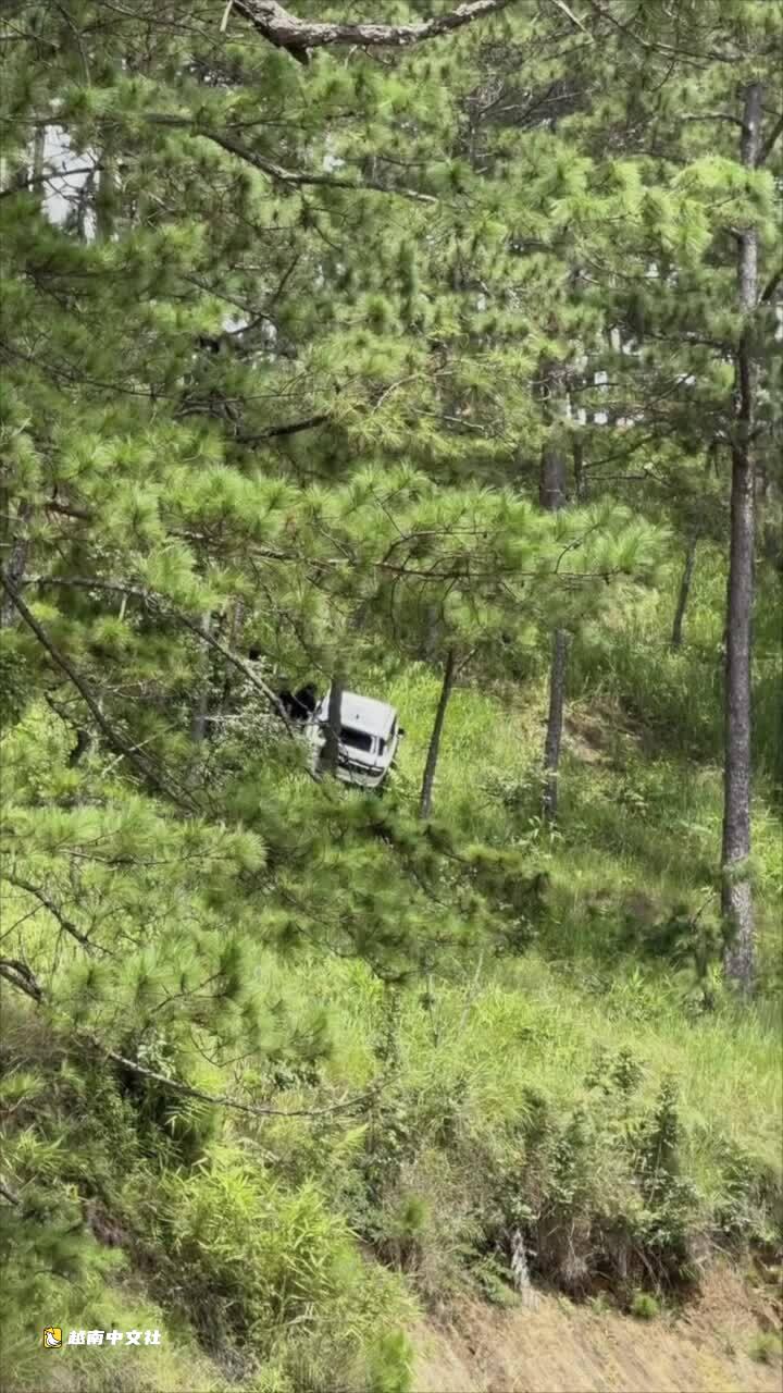 越南一輛汽車滑出道路,卡在普倫山口山坡上