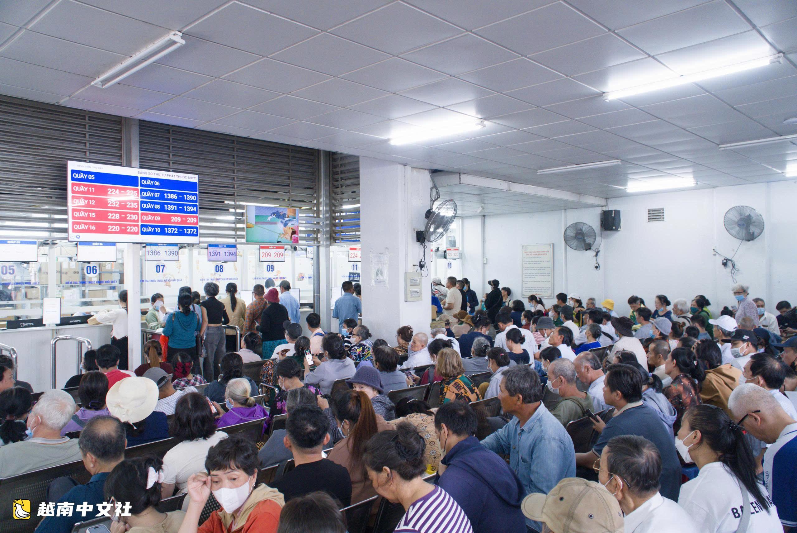 越南胡志明市多家醫院候診排長隊,大水鑊醫院“打破歷史紀錄”