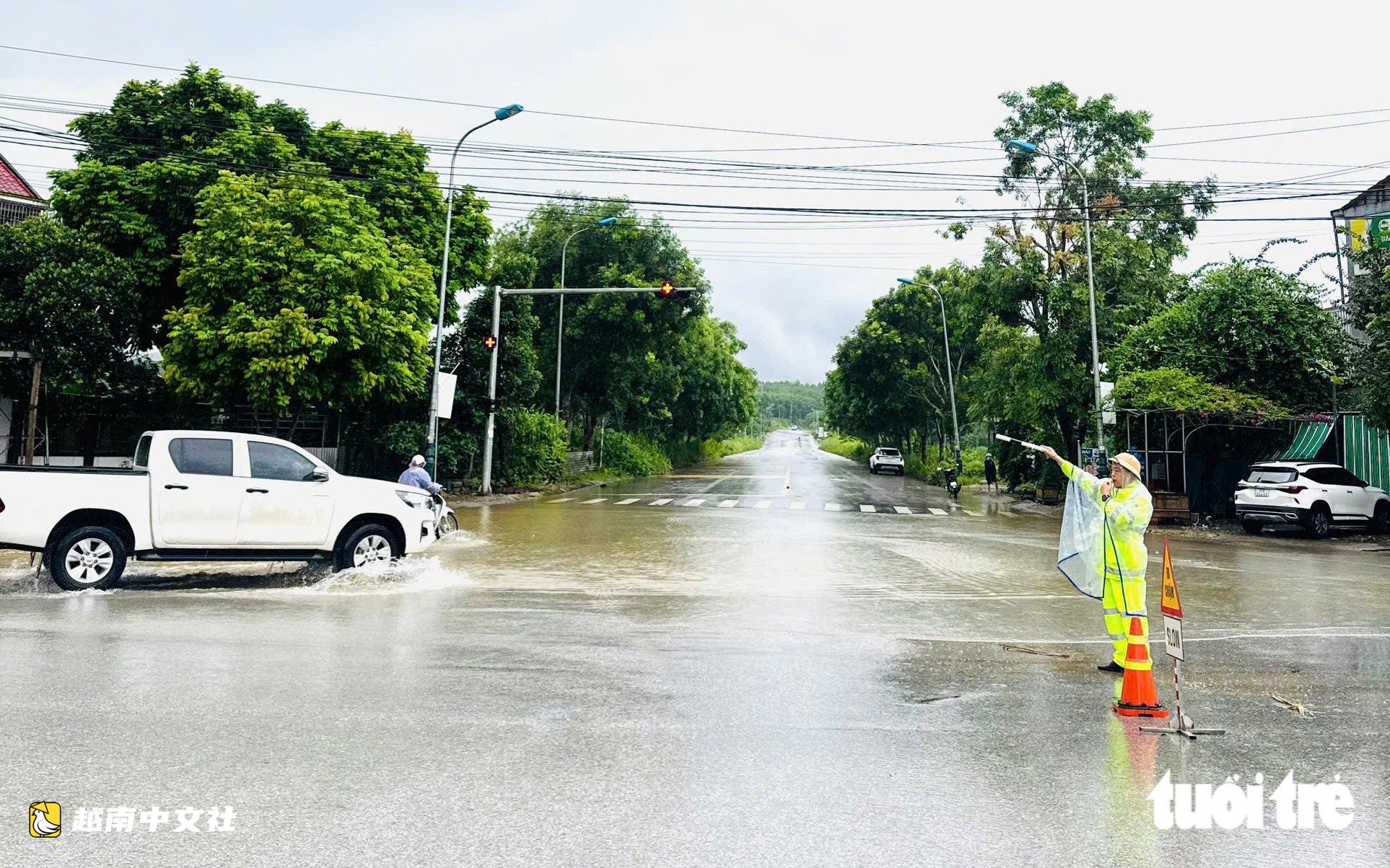 越南乂安省國道積水近半米,汽車熄火,多條道路封閉
