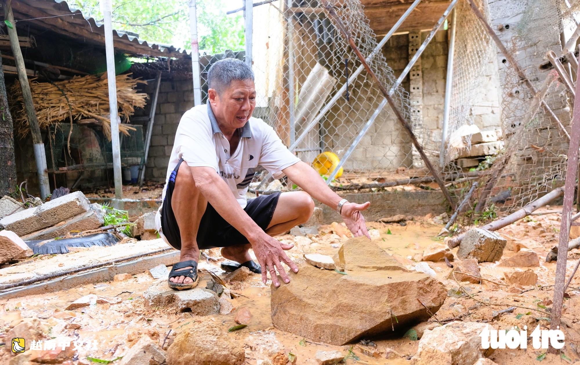 越南清化省山體滑坡:屋後山土石傾瀉而下,民眾奪路而逃