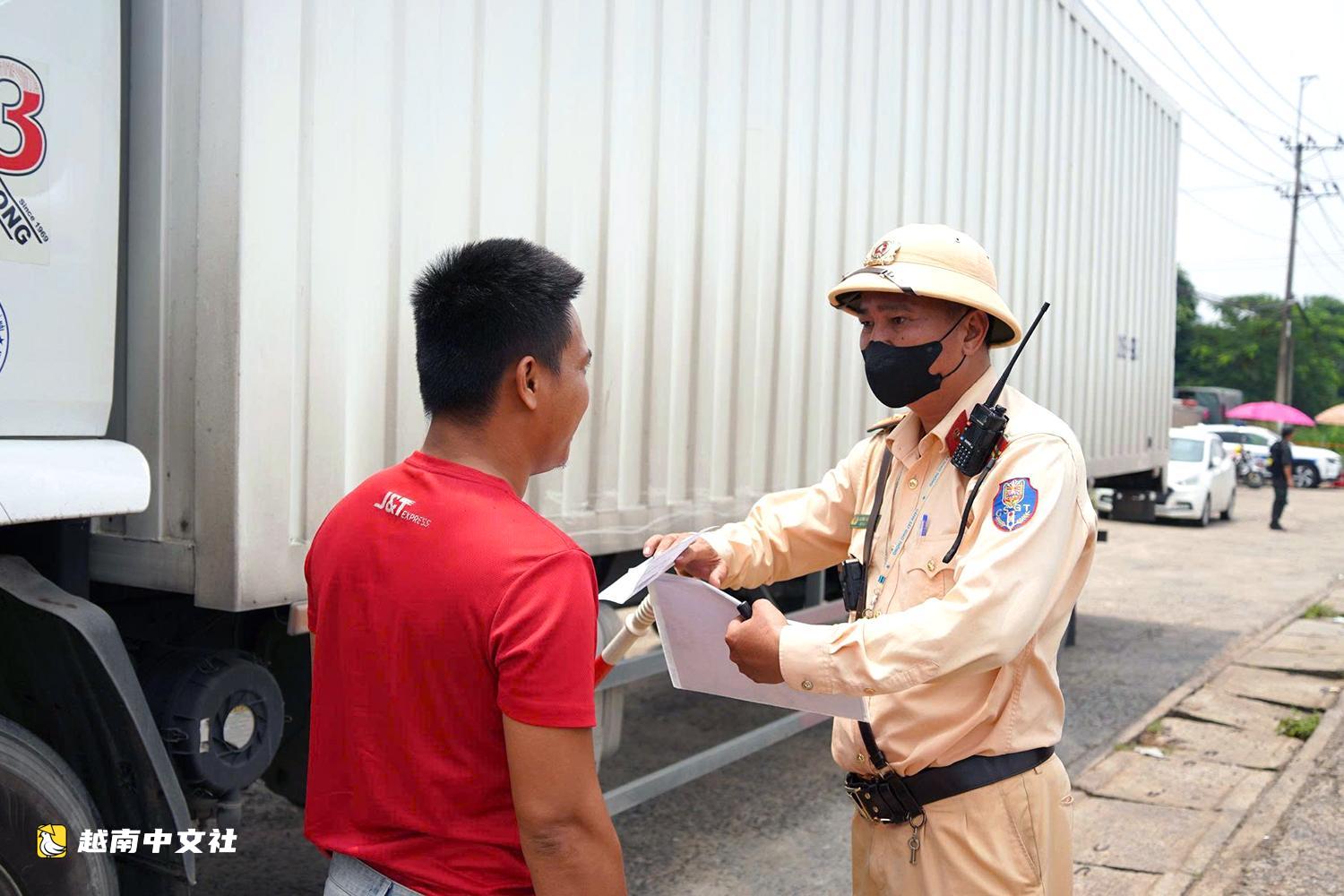 越南交警局與同奈市協作在5條國道開展交通巡邏