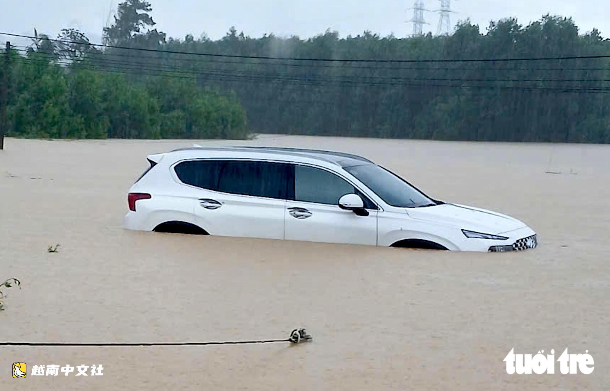 越南乂安省國道積水近半米,汽車熄火,多條道路封閉