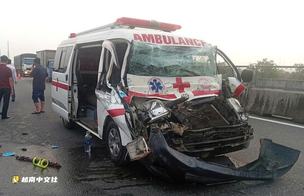 越南美順高速公路上救護車撞上卡車,4人受傷