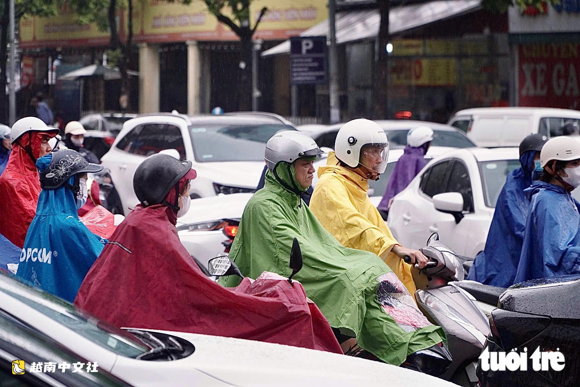 越南河內:街道擁堵、高峰時段積水,市民走了近2小時仍未到單位
