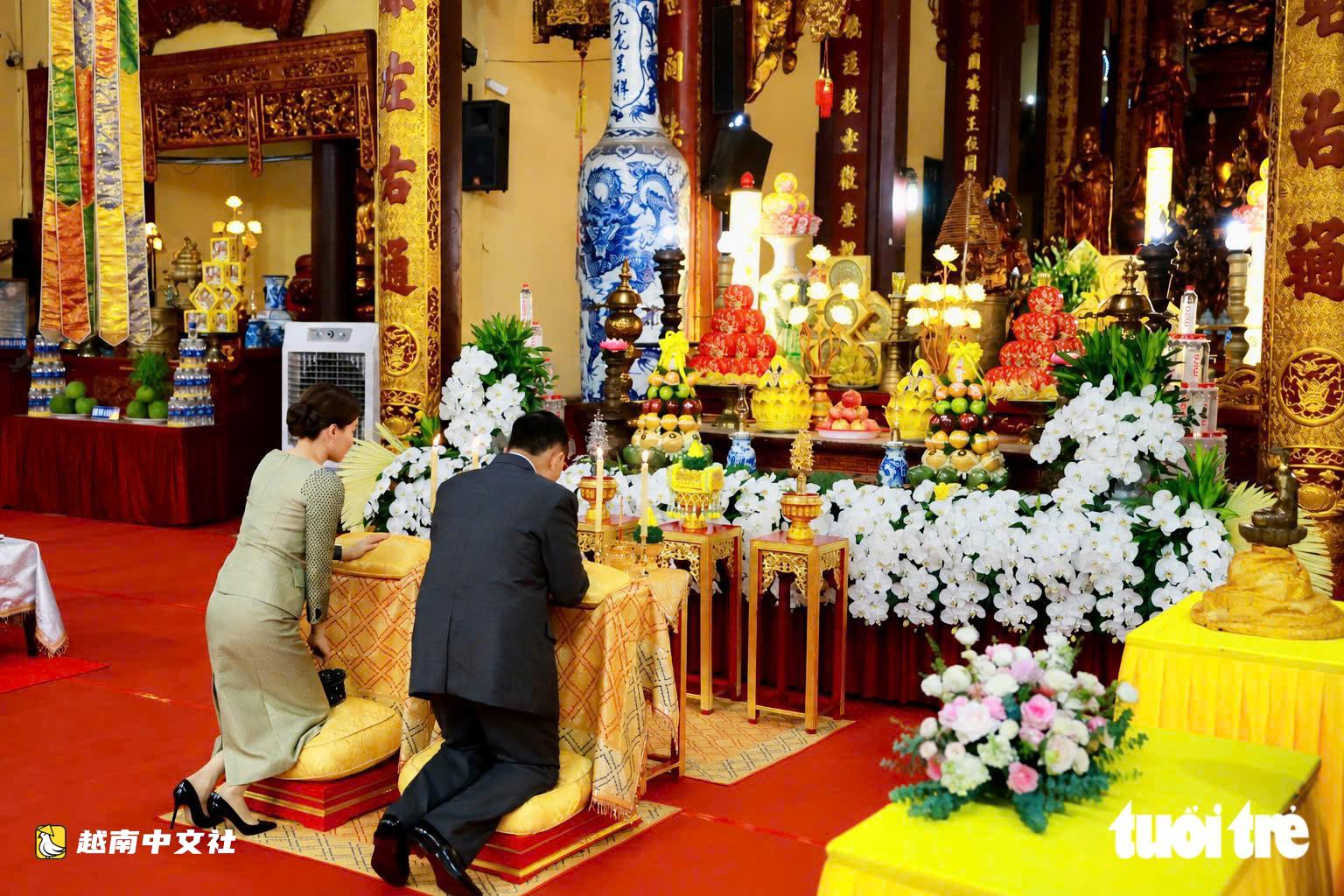 泰國國王與王后在越南河內館使寺禮佛