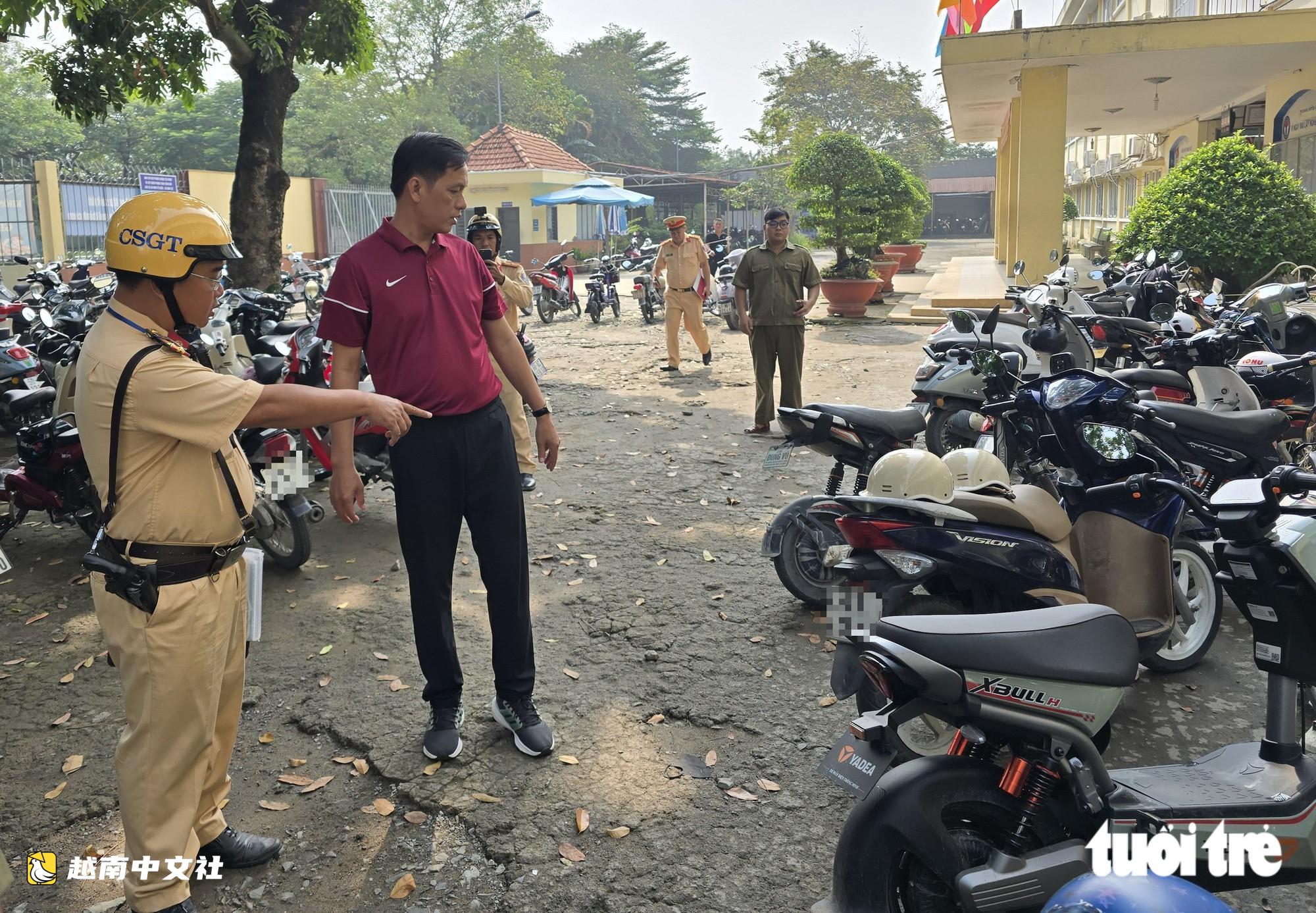 越南胡志明市交警檢查黎明春高中停車場,新學年伊始發現4名學生駕駛50cm³以上摩托車