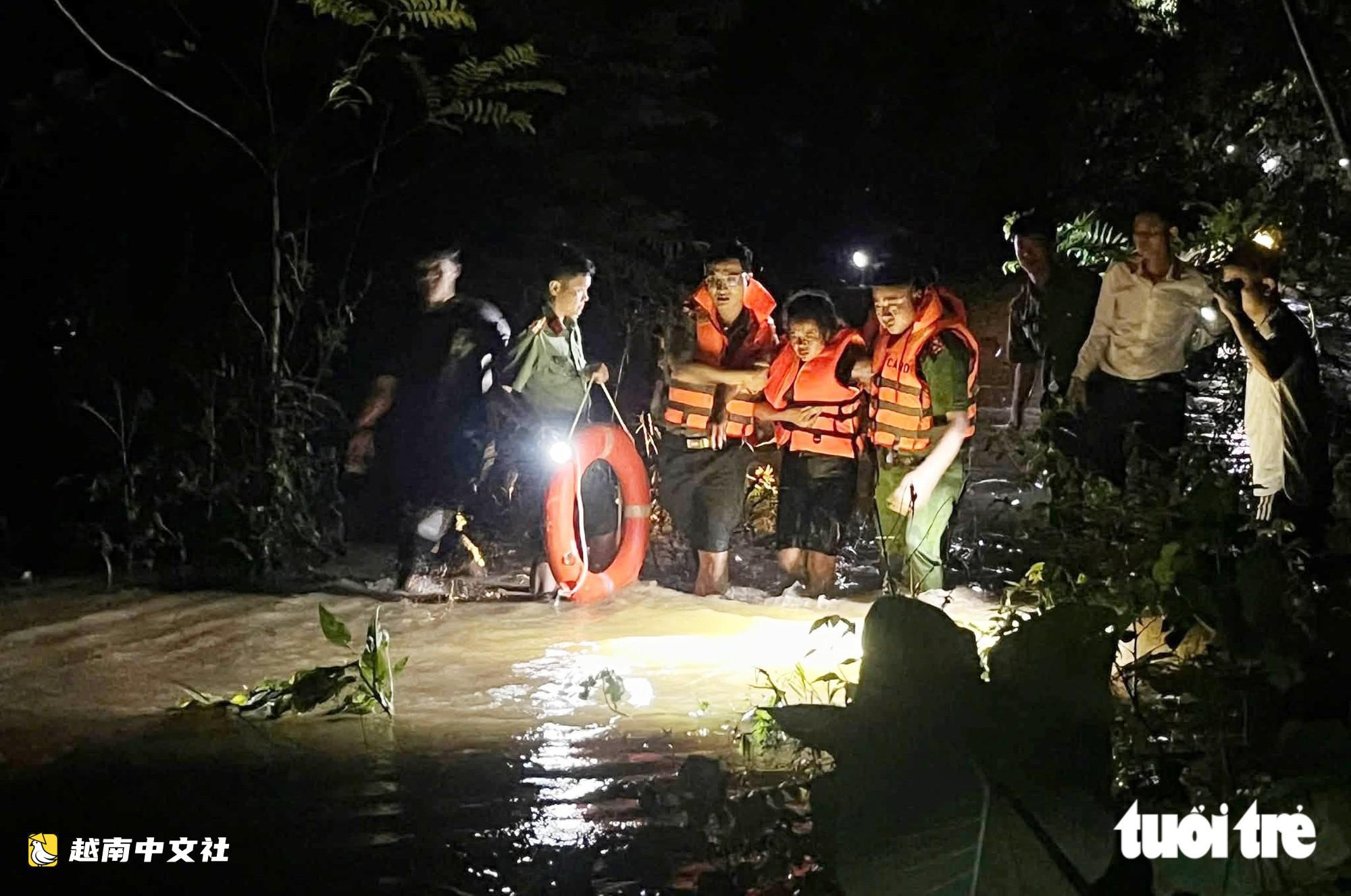 越南乂安:部隊與公安拉繩護送民眾連夜渡洪就醫