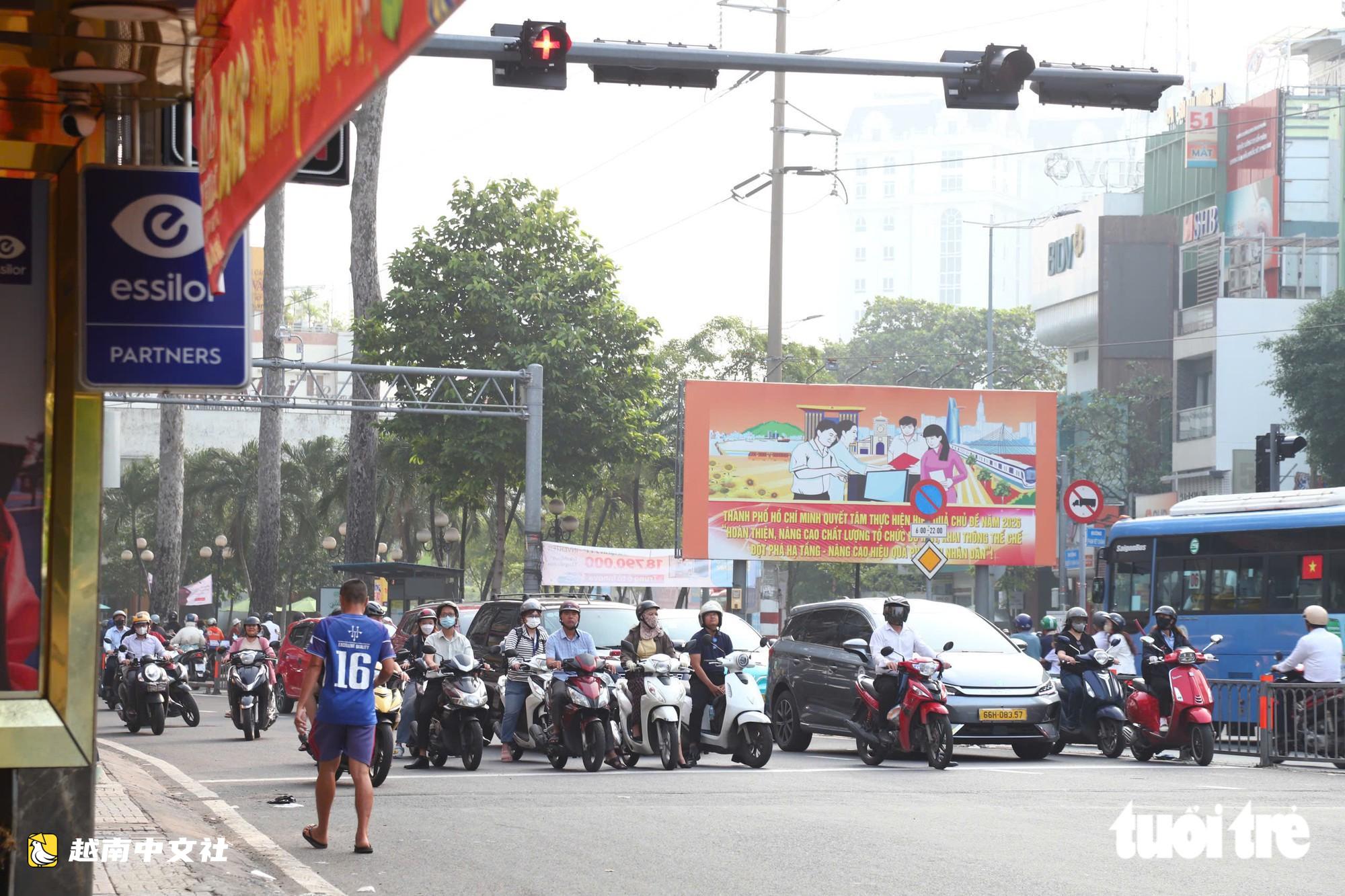 胡志明市共和六岔路口環島:摩托車可連續直行,許多民眾仍不知所措