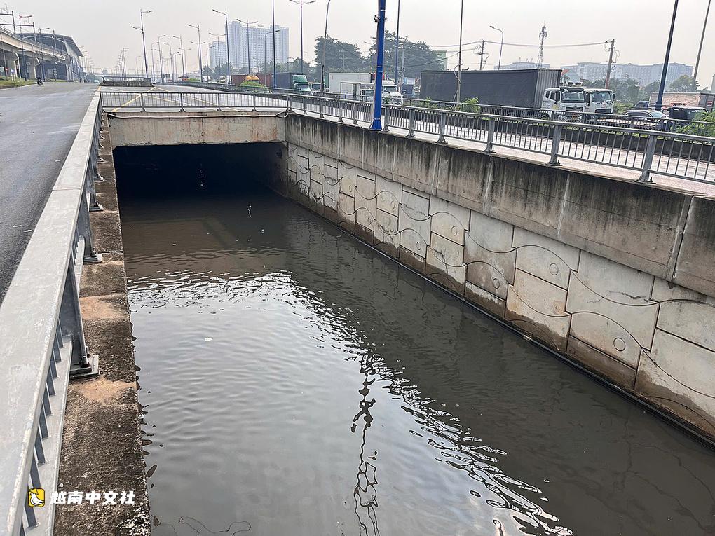 胡志明市門戶地下通道積水近半米