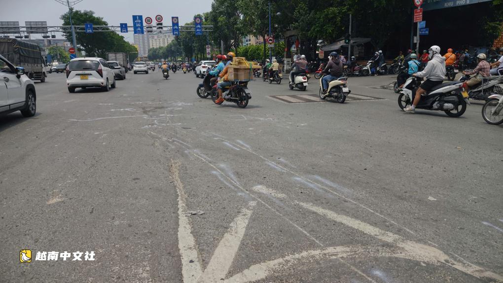 越南胡志明市:汽車撞上等紅燈的多輛摩托車