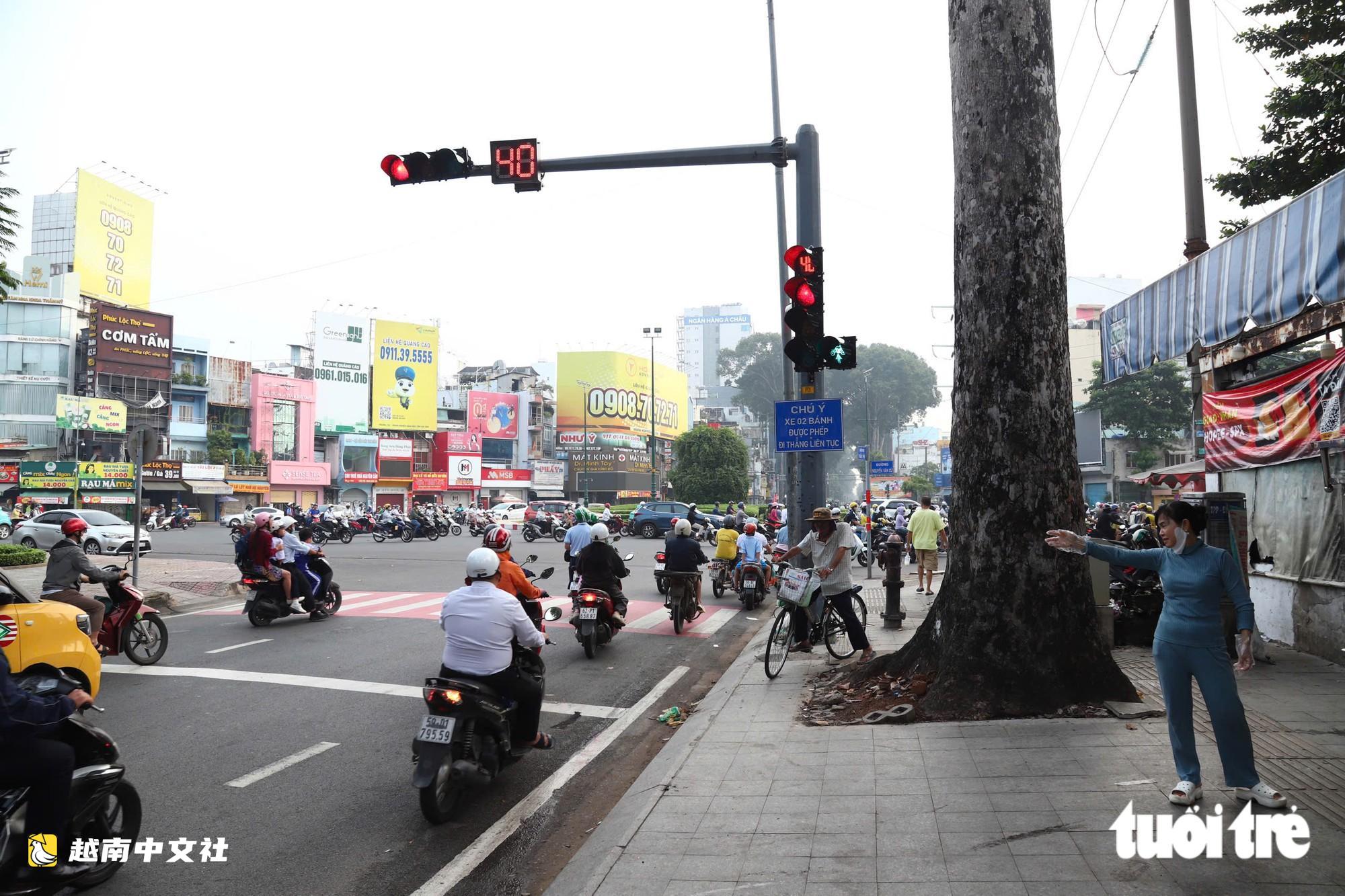 胡志明市共和六岔路口環島:摩托車可連續直行,許多民眾仍不知所措