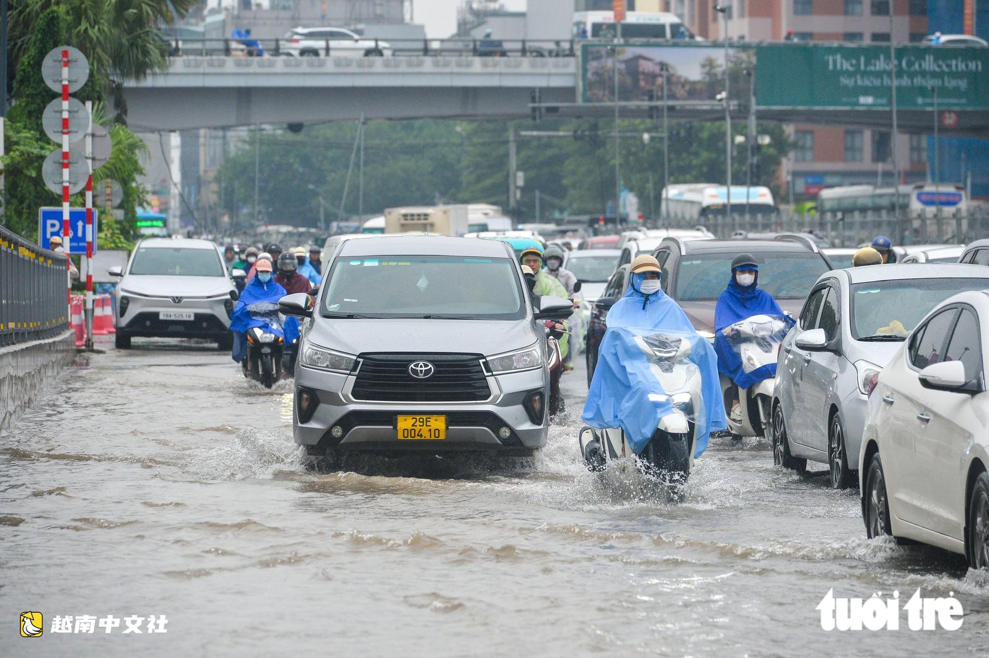 越南河內:街道擁堵、高峰時段積水,市民走了近2小時仍未到單位
