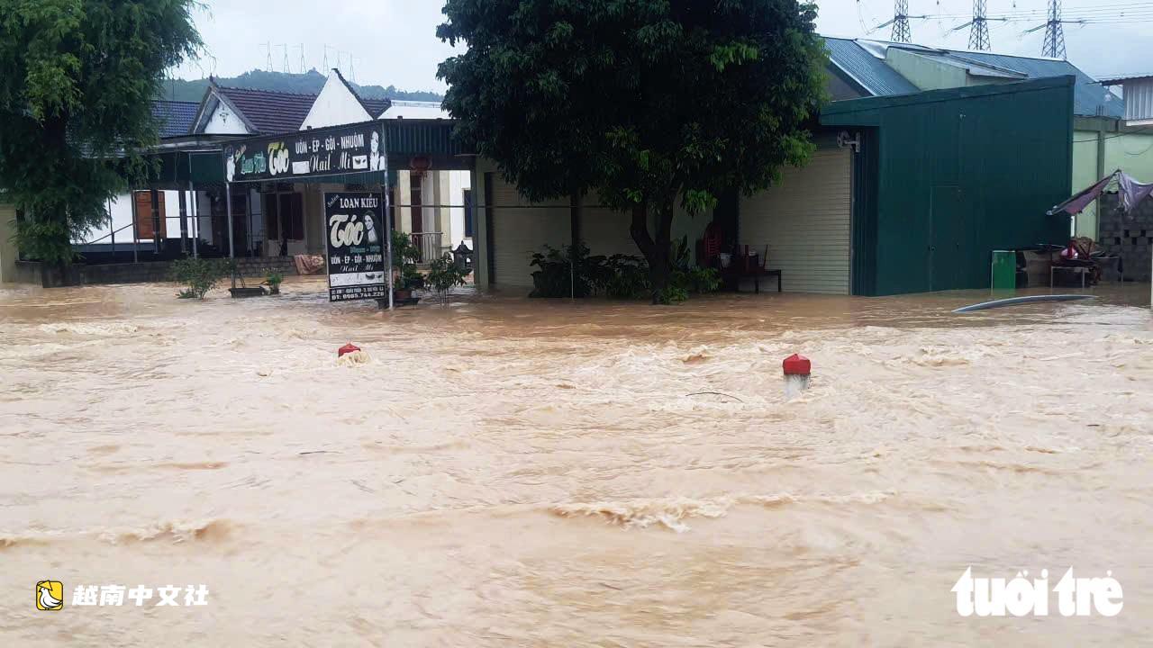 越南乂安省國道積水近半米,汽車熄火,多條道路封閉