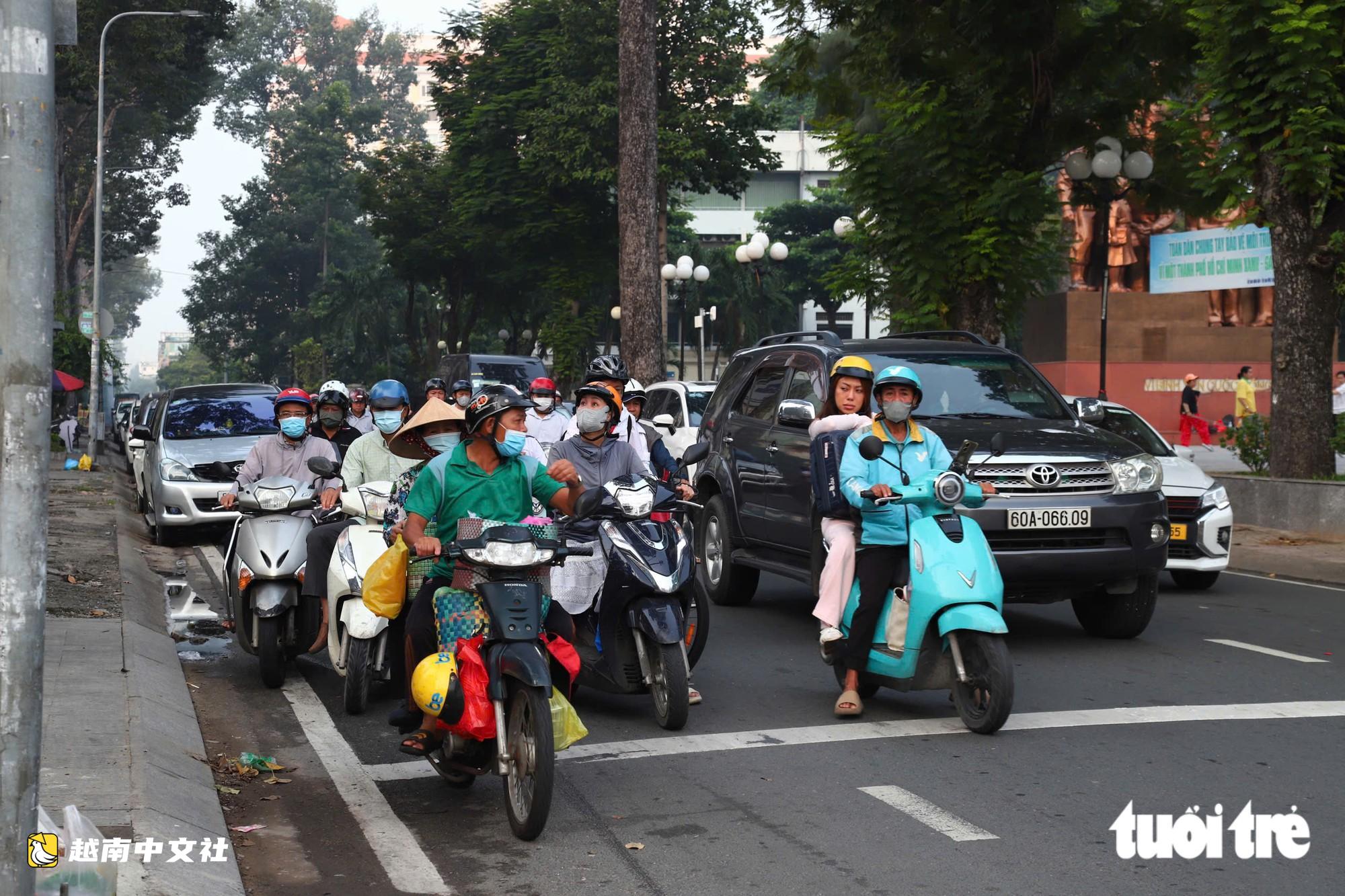 胡志明市共和六岔路口環島:摩托車可連續直行,許多民眾仍不知所措