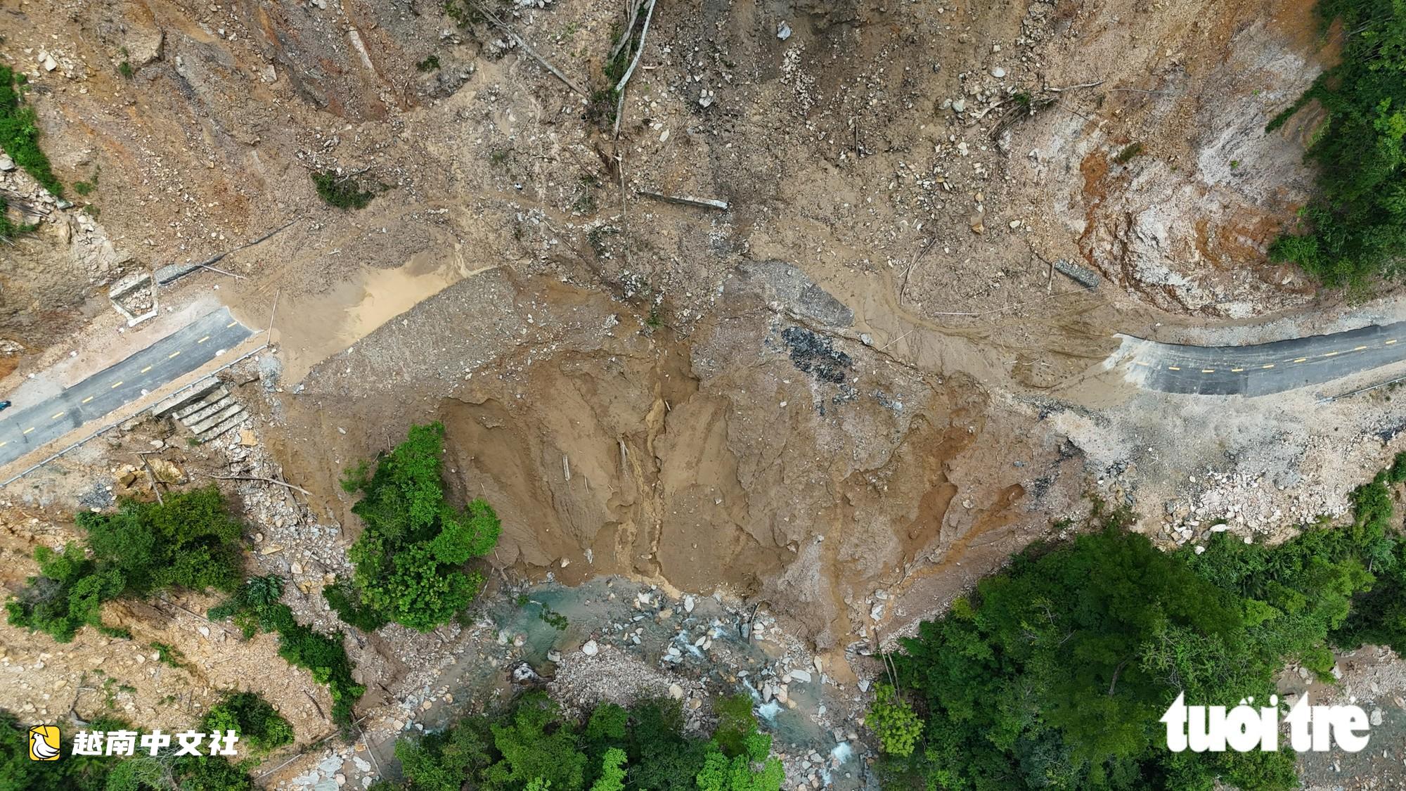 越南南東-阿雷公路遭土石和倒伏樹木阻斷