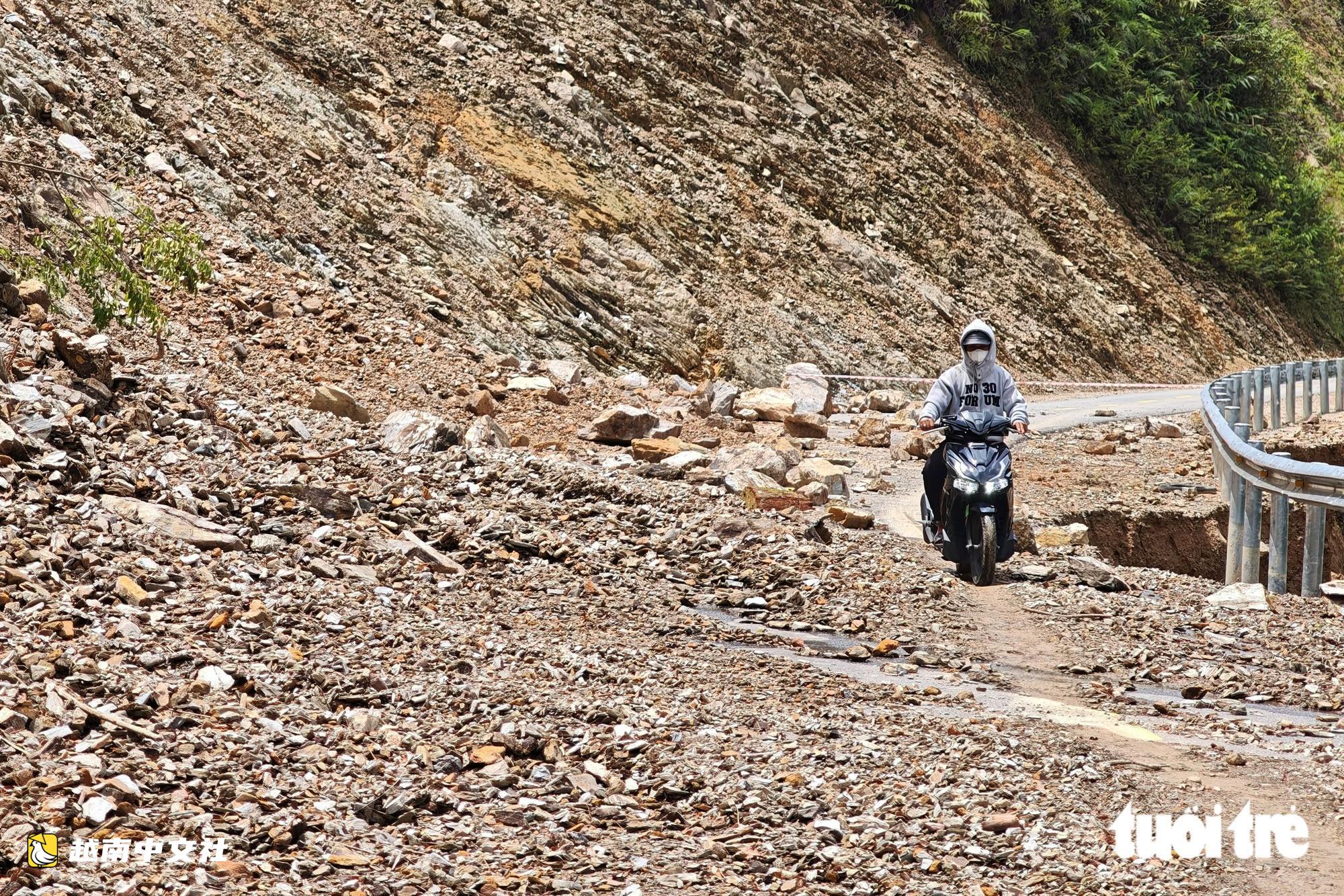 越南南東-阿雷公路遭土石和倒伏樹木阻斷
