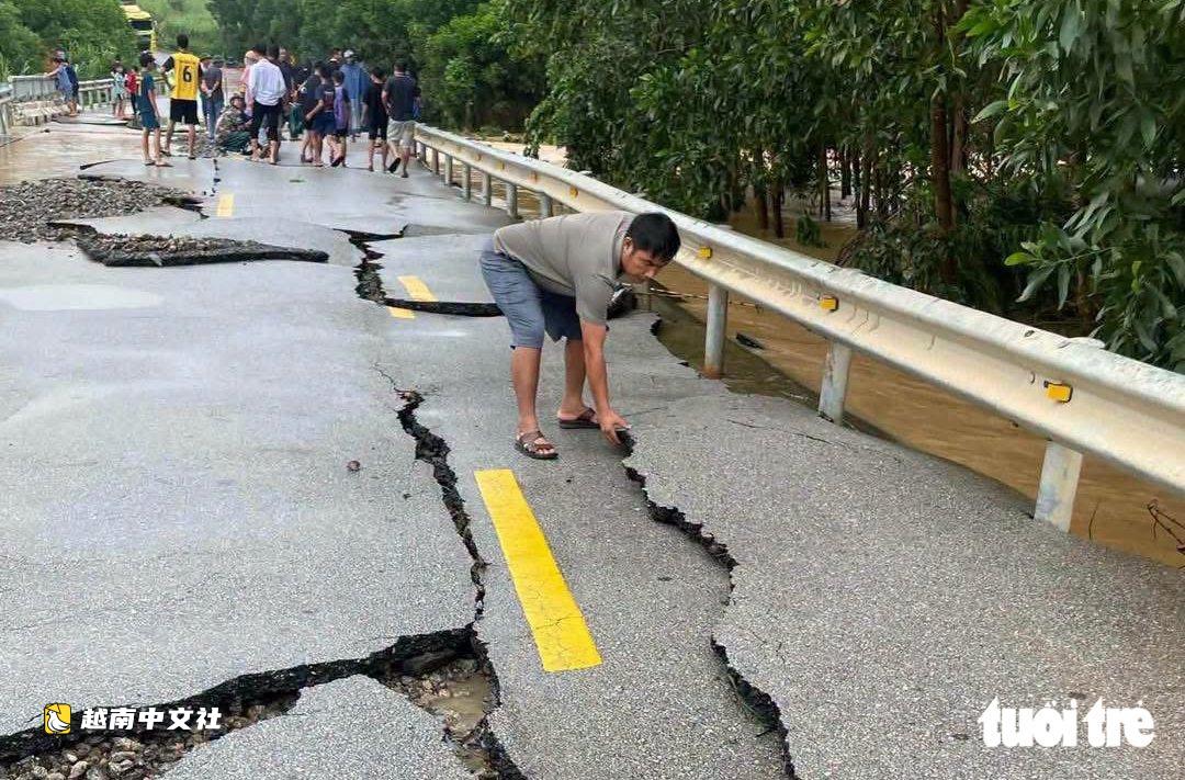 越南乂安省:洪水退去,48E號國道路面碎裂如“破碎的米餅”