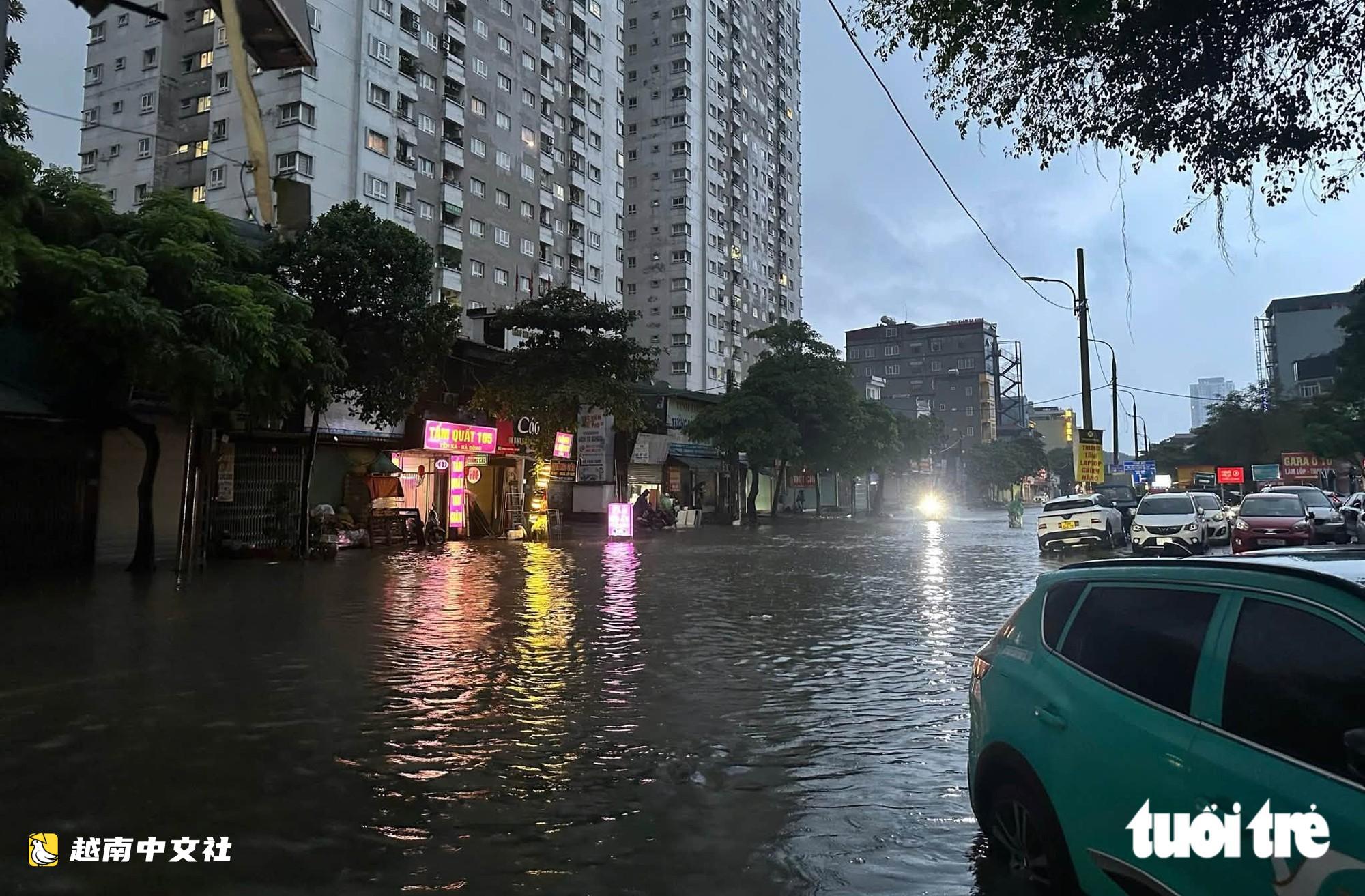 河內多地被淹,有學校不得不讓學生停課