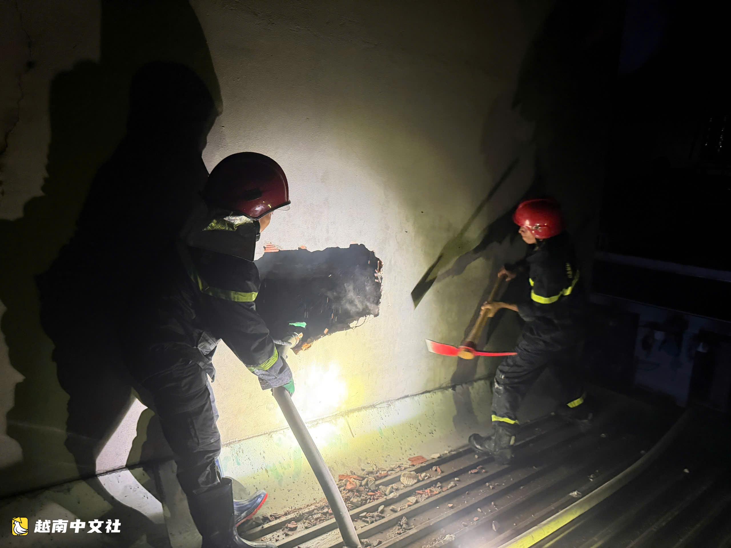 越南胡志明市堤岸坊火災2人死亡:專業消防隊趕到時,火勢已蔓延至二樓和三樓