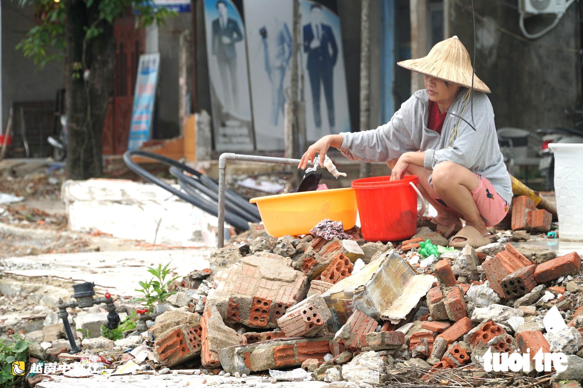 峴港14B國道臨近移交期限仍一片凌亂、塵土漫天