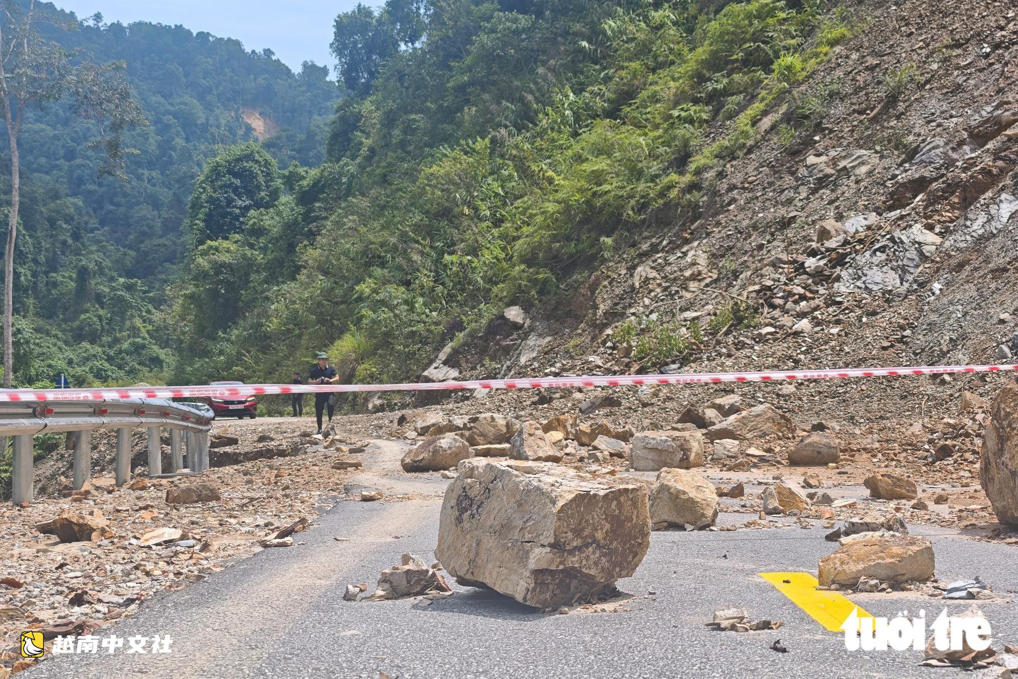 越南南東-阿雷公路遭土石和倒伏樹木阻斷