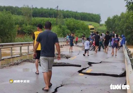 越南乂安省:洪水退去,48E號國道路面碎裂如“破碎的米餅”