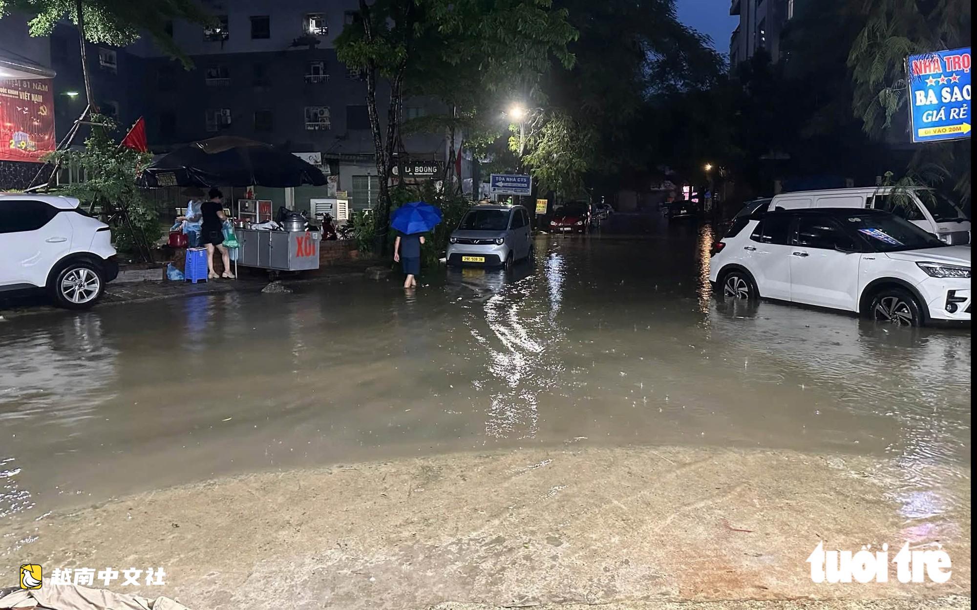 河內多地被淹,有學校不得不讓學生停課