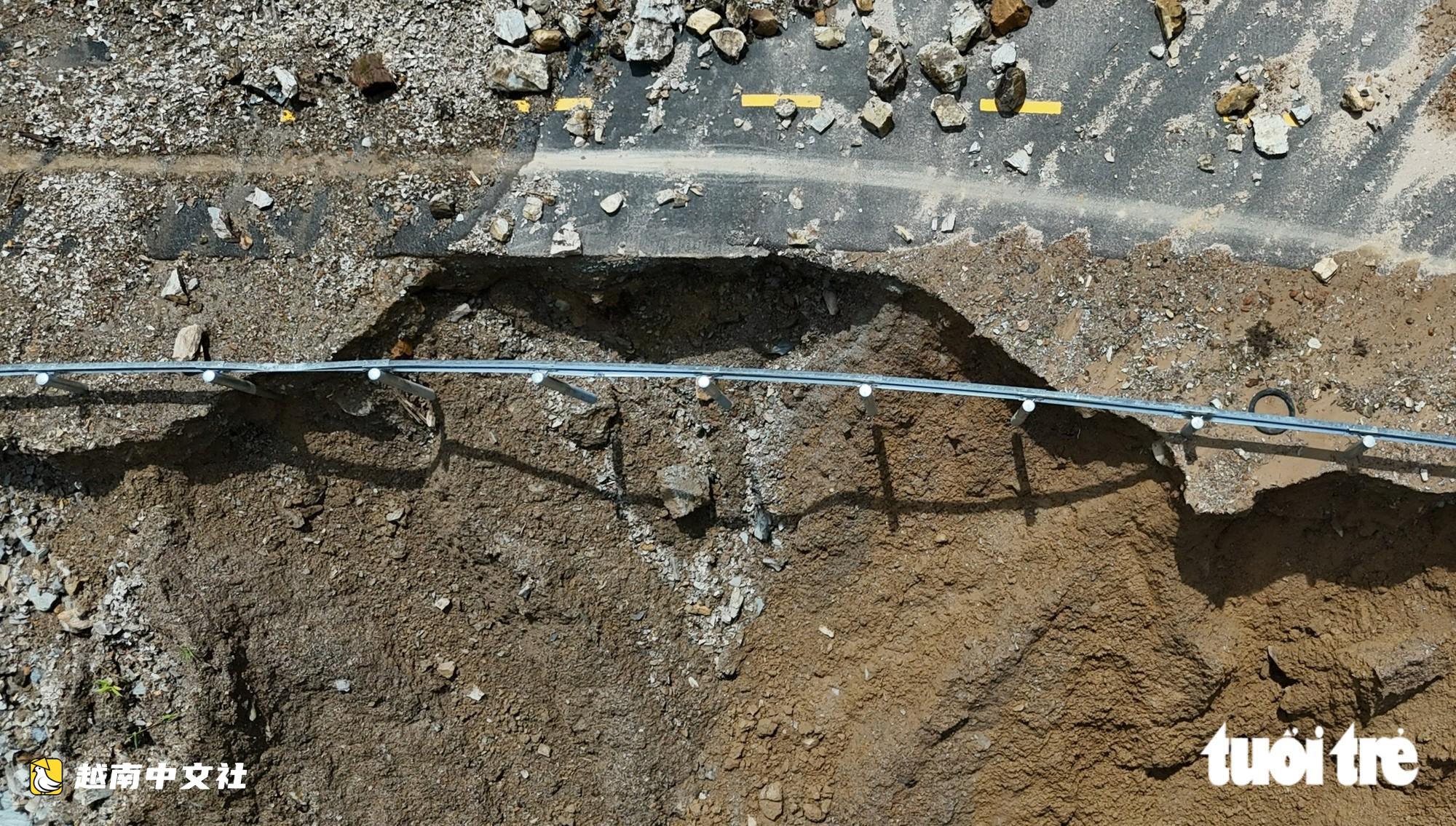 越南南東-阿雷公路遭土石和倒伏樹木阻斷
