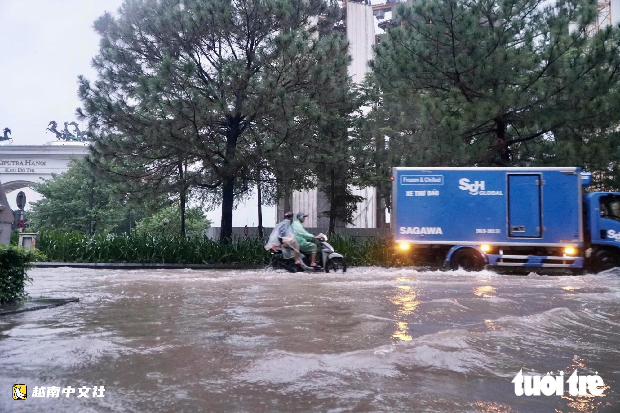 河內多地被淹,有學校不得不讓學生停課