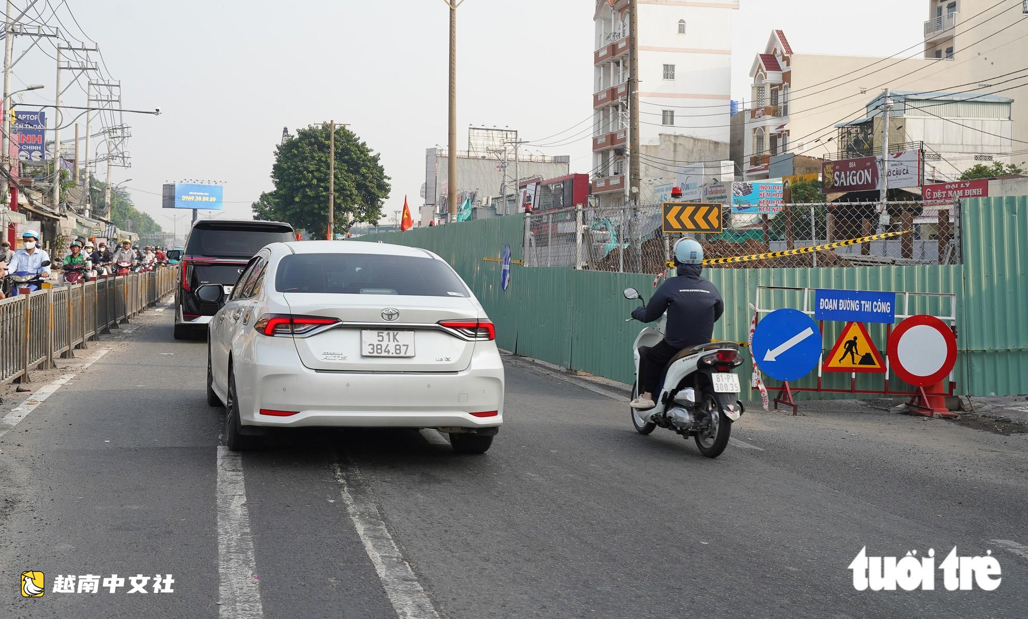 越南胡志明市:為施工地鐵設置圍欄,9月17日上午長征路、新岐新貴路比昨天更通暢