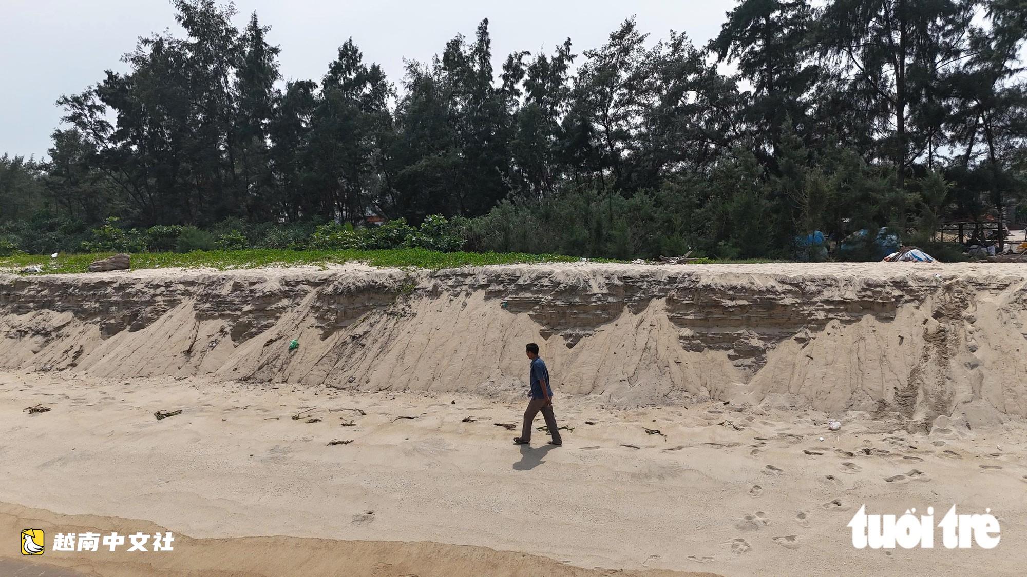 越南廣義省海岸侵蝕形成逾2米高陡壁,民眾出海之路舉步維艱