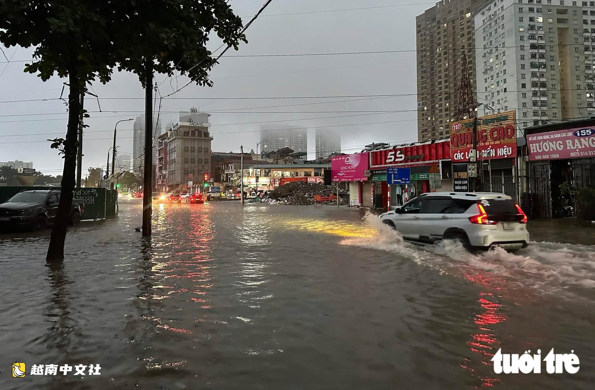 河內多地被淹,有學校不得不讓學生停課