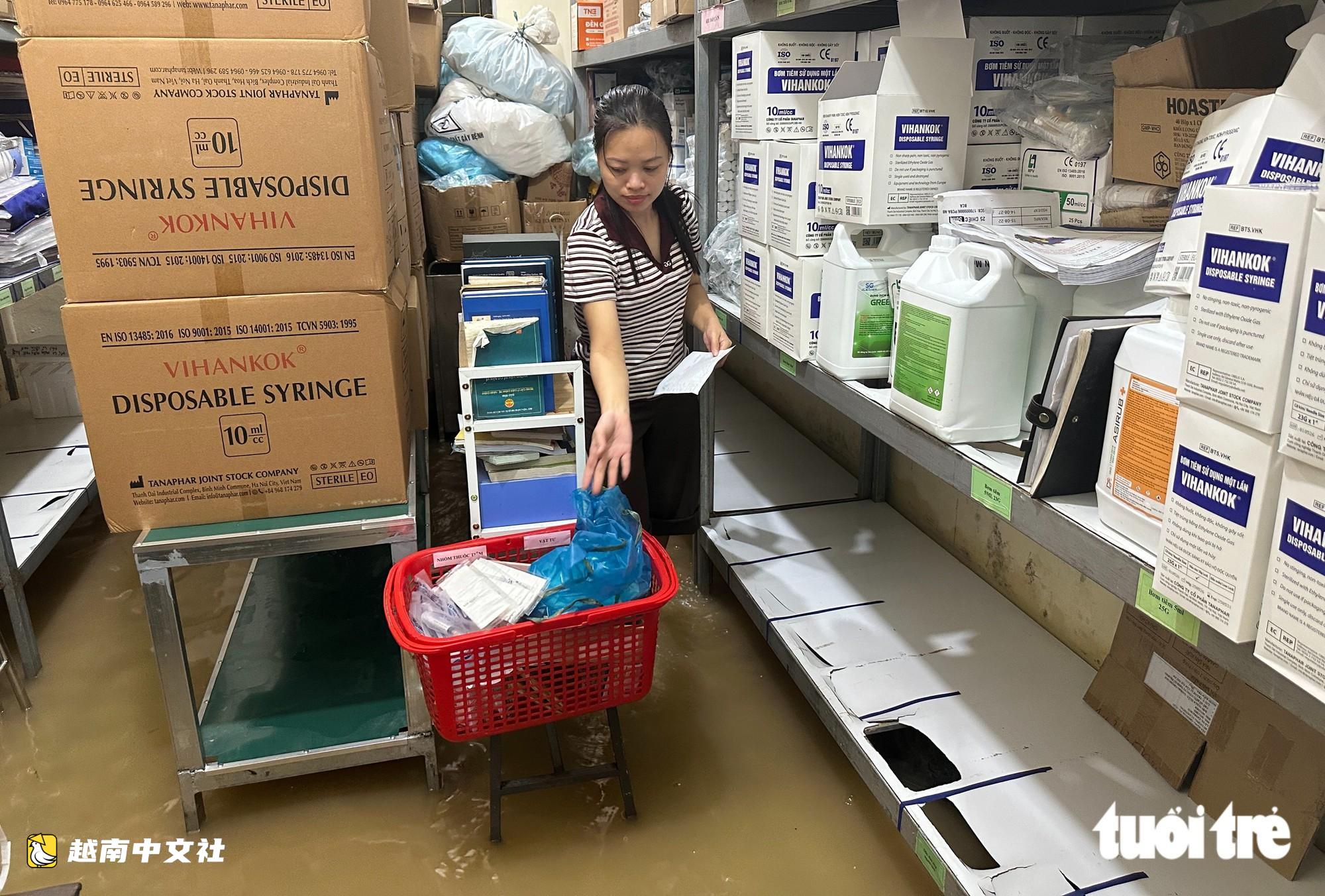 越南乂安省一醫療中心被淹近半米,公安用船接送病人進出
