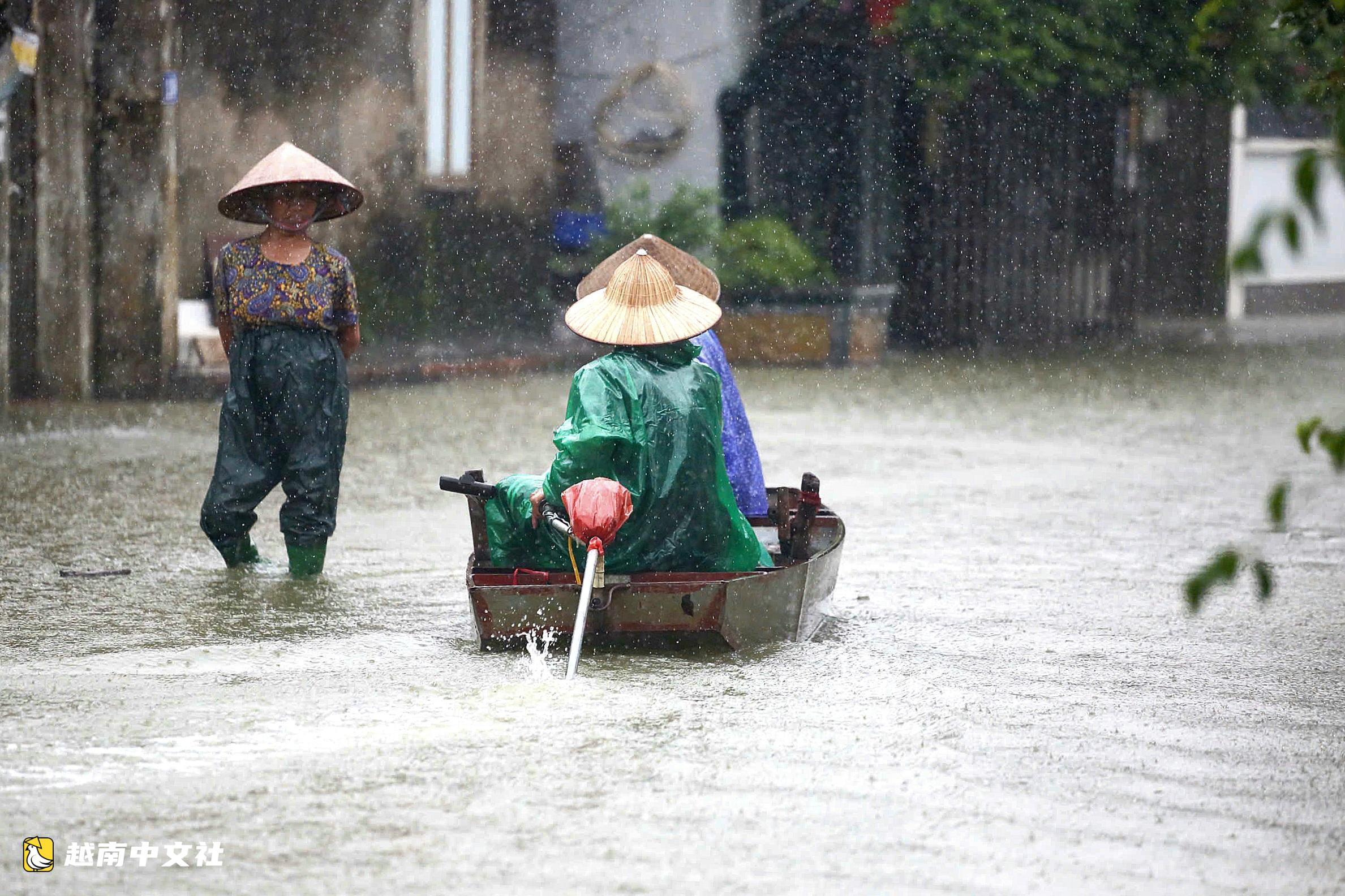 洪水水位上漲,越南河內郊區28戶居民被迫疏散