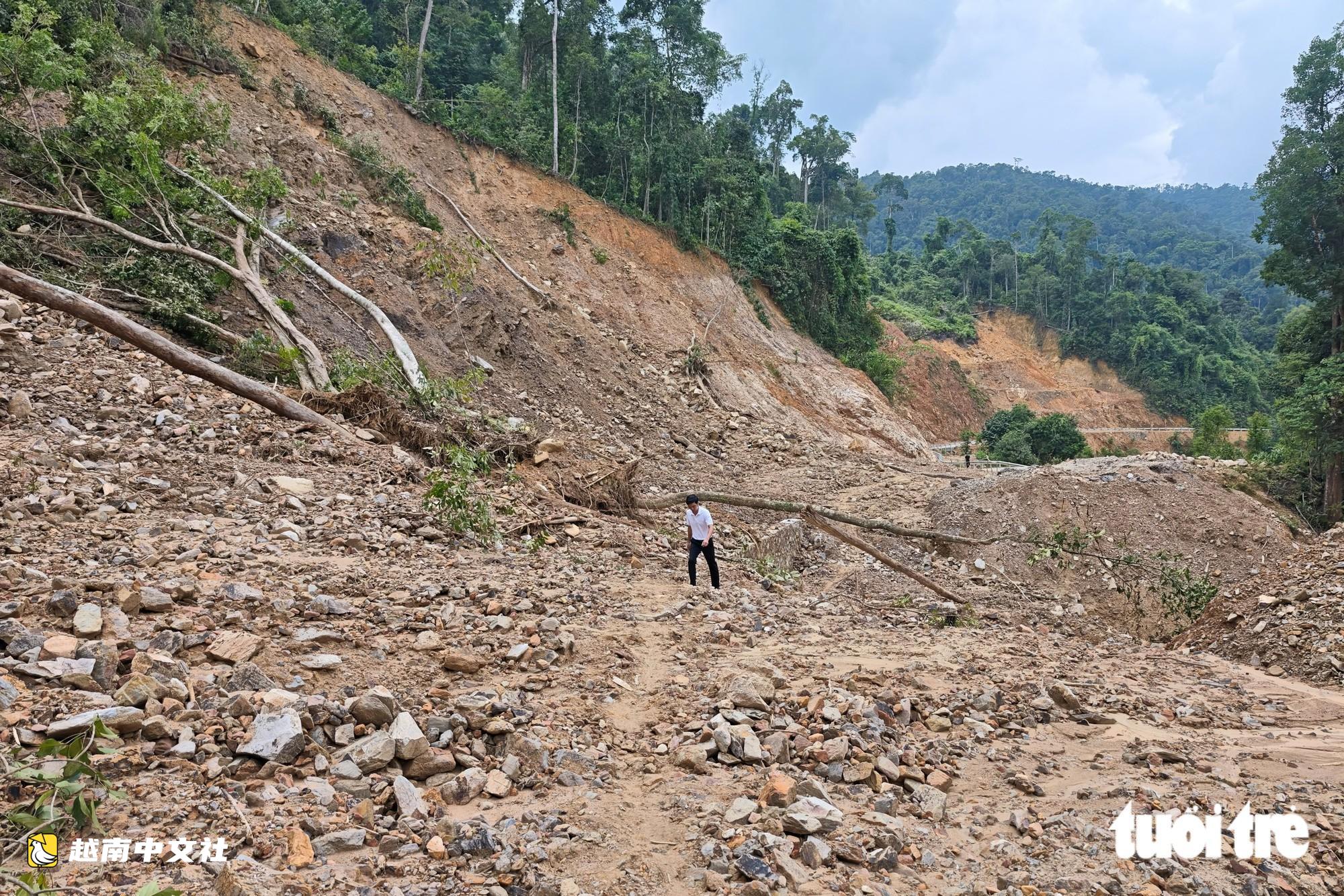 越南南東-阿雷公路遭土石和倒伏樹木阻斷