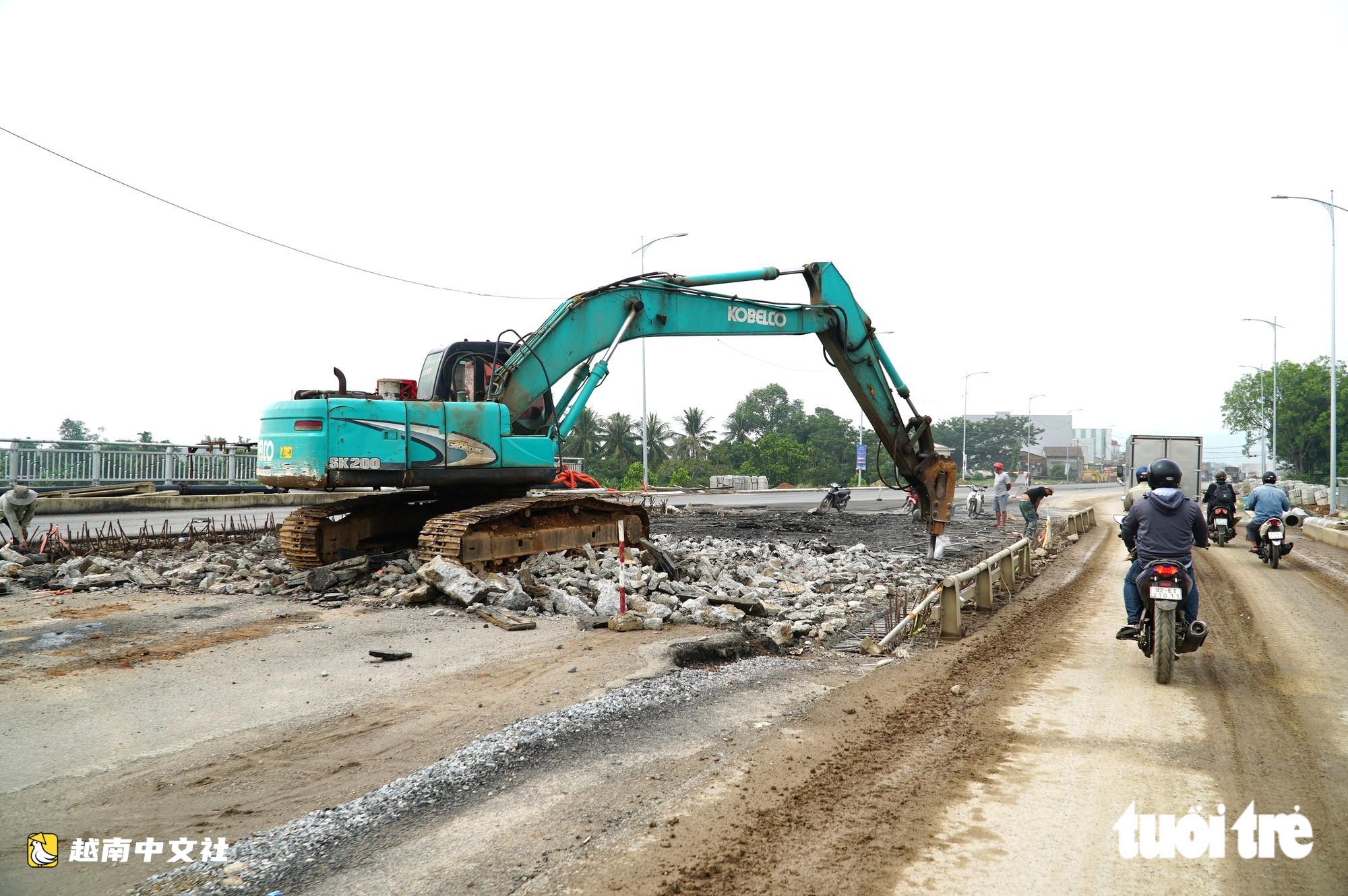 峴港14B國道臨近移交期限仍一片凌亂、塵土漫天
