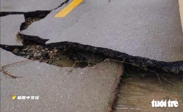 越南乂安省:洪水退去,48E號國道路面碎裂如“破碎的米餅”