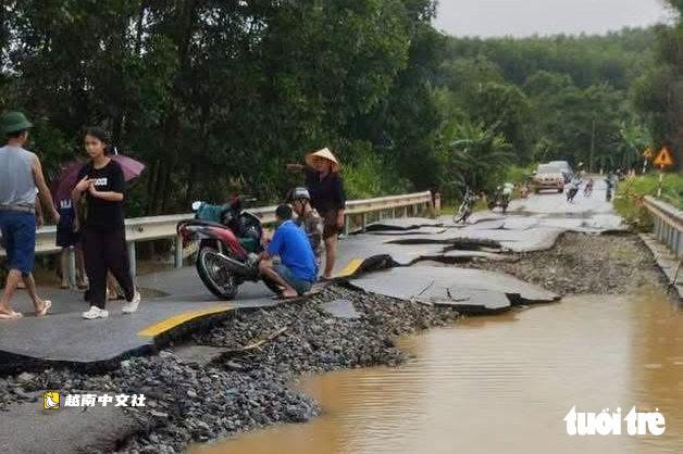 越南乂安省:洪水退去,48E號國道路面碎裂如“破碎的米餅”