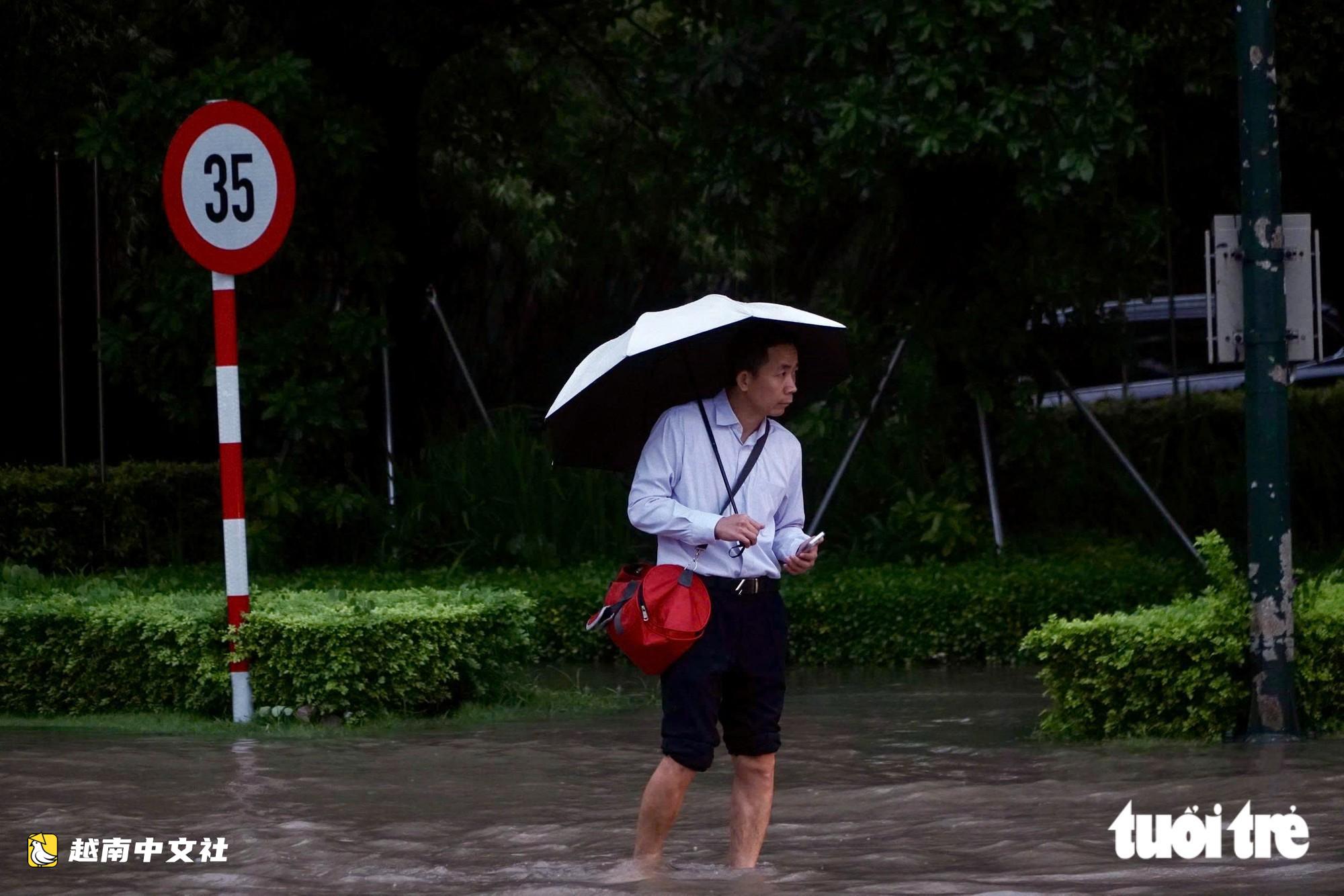 河內多地被淹,有學校不得不讓學生停課