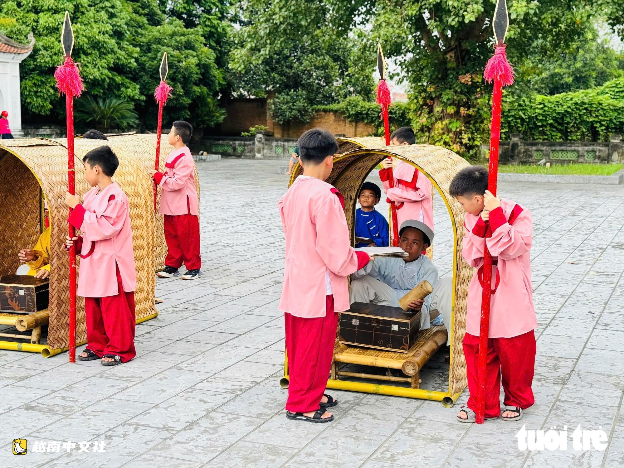 越南學生化身科舉考生,在昔日考場坐棚架體驗