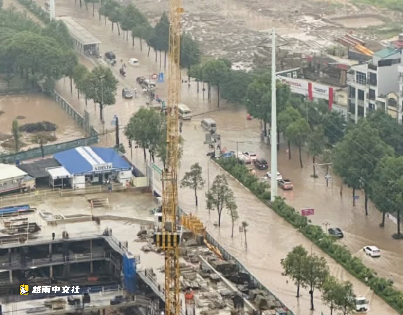 越南河內:6000億越盾防澇工程剛竣工,旁邊素友街仍嚴重積水,管理中心如何回應?