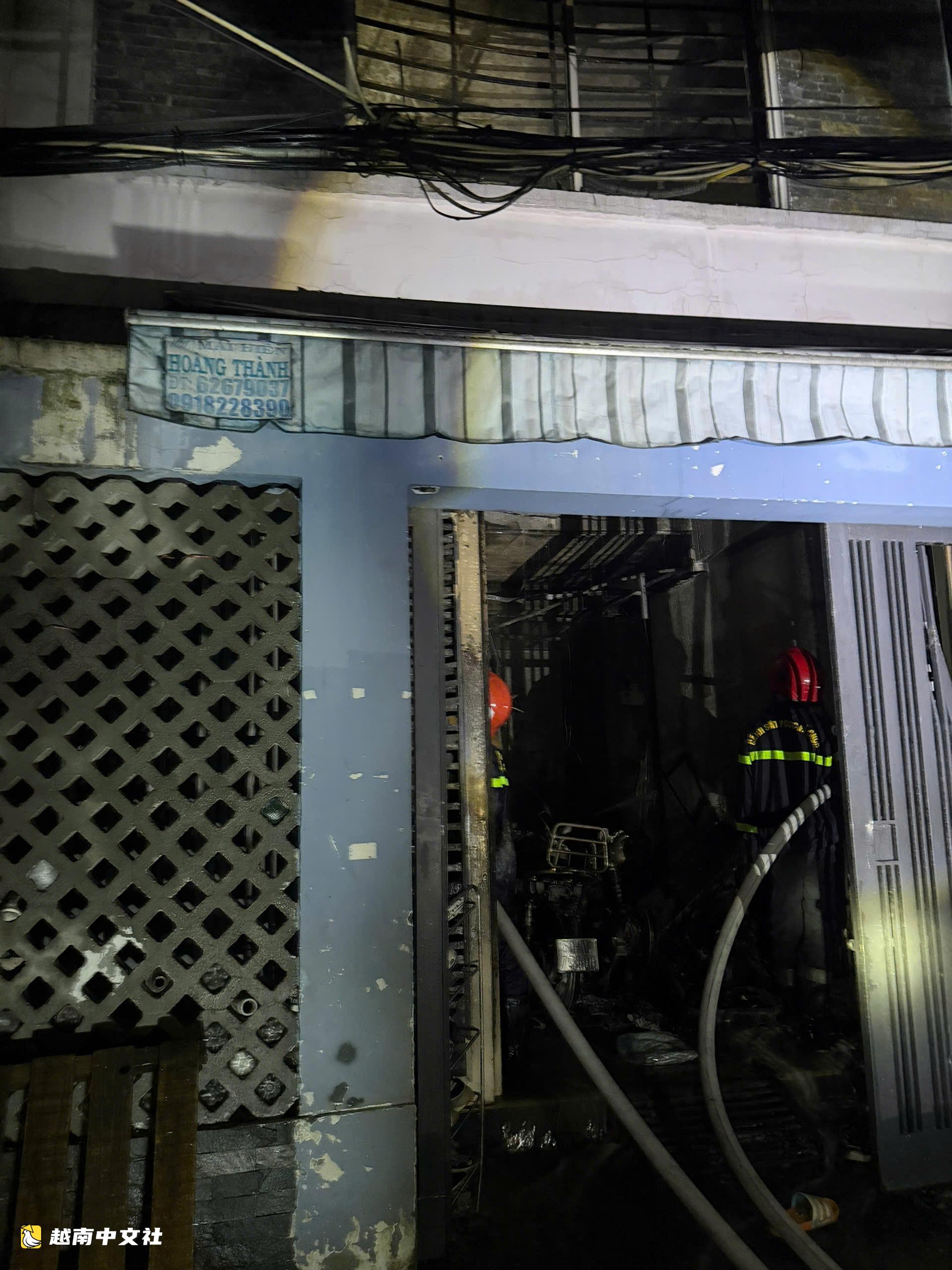 越南胡志明市堤岸坊火災2人死亡:專業消防隊趕到時,火勢已蔓延至二樓和三樓