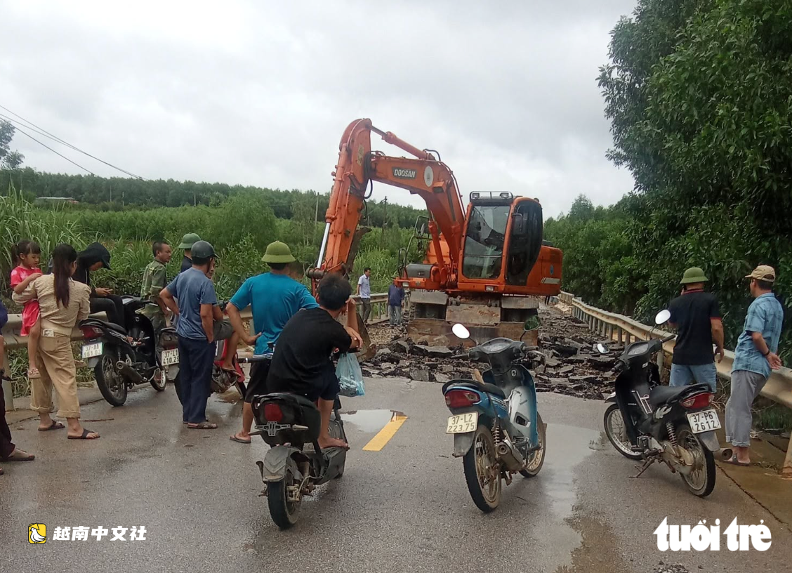 越南乂安省:洪水退去,48E號國道路面碎裂如“破碎的米餅”