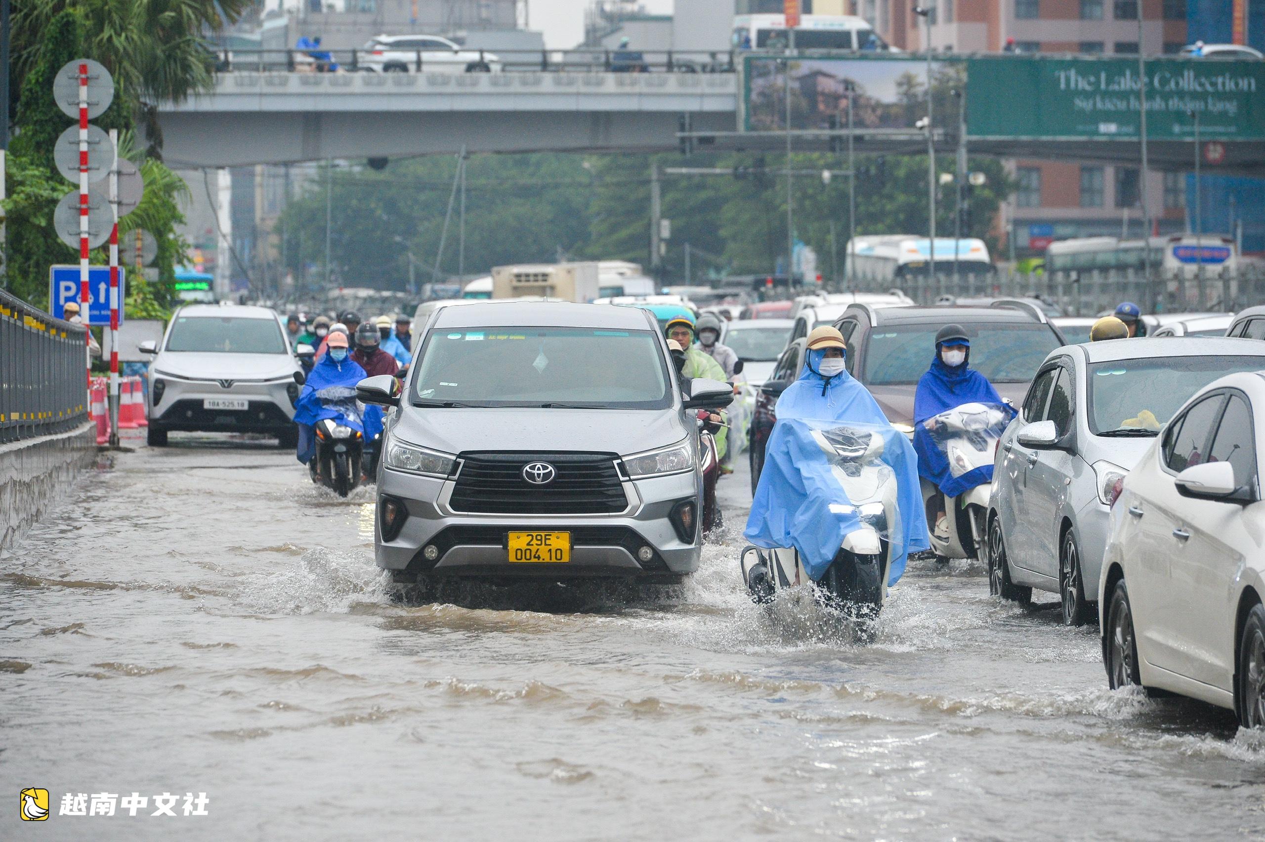越南河內暴雨內澇,多所學校讓學生停課轉線上教學