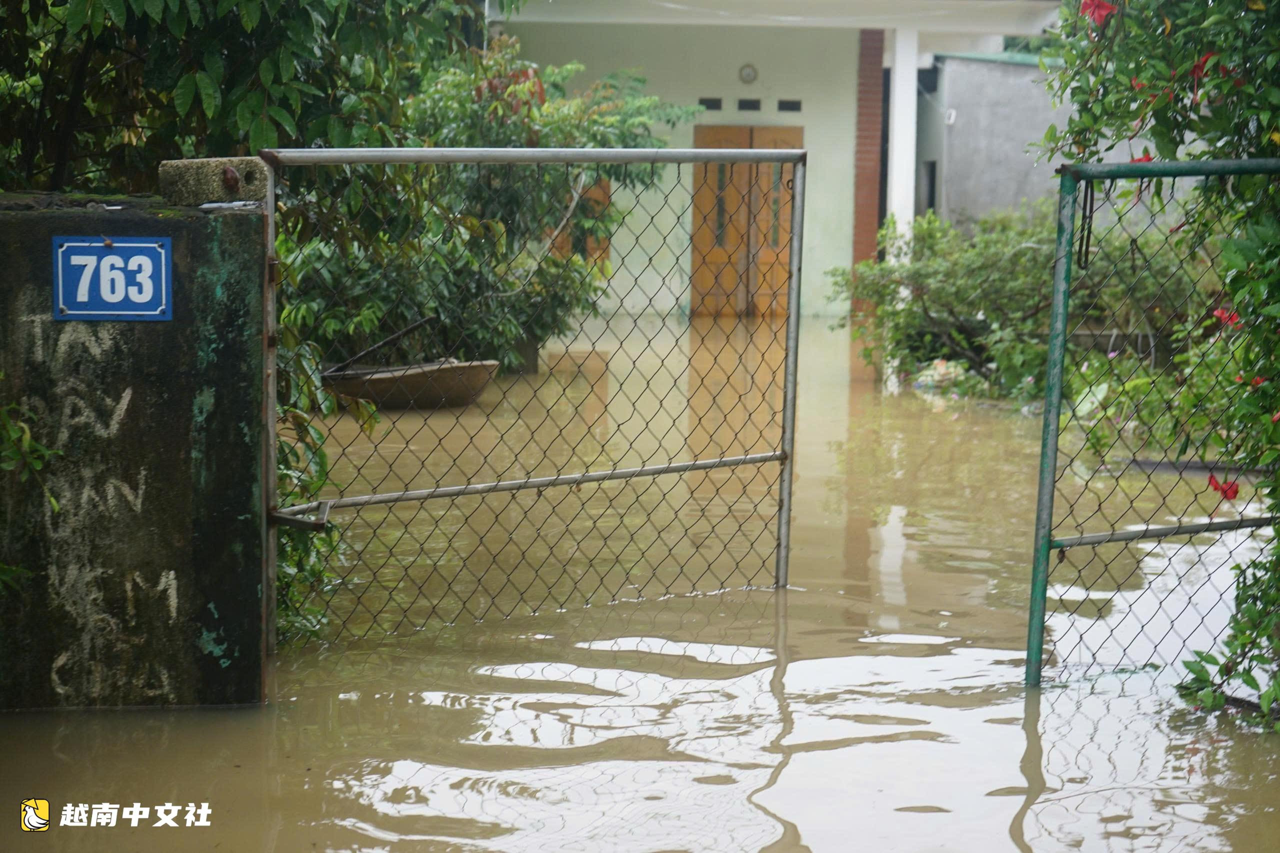 越南清化省:暴雨洪水致數千民房被淹,民眾被迫疏散