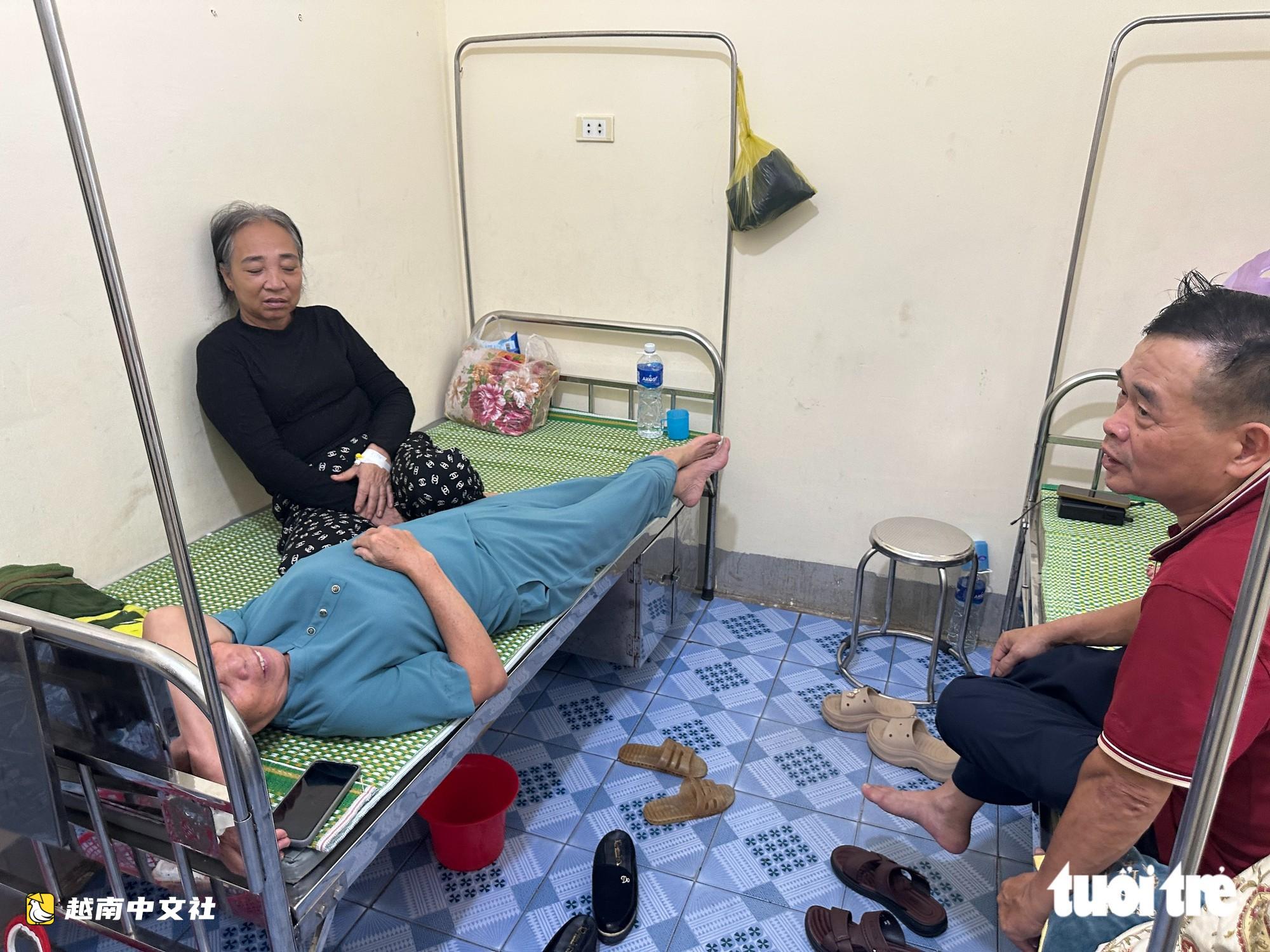 越南乂安省一醫療中心被淹近半米,公安用船接送病人進出